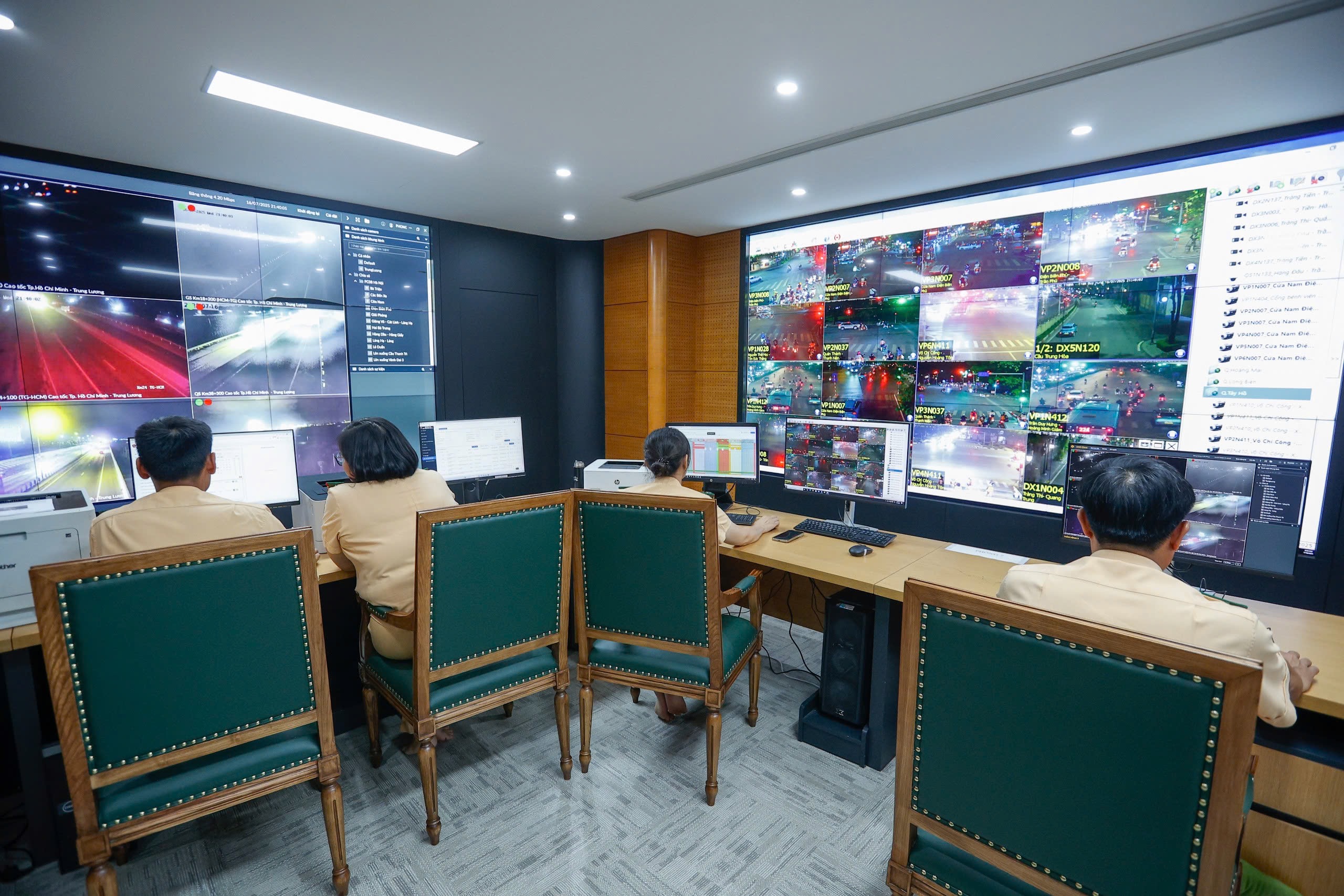 Bên trong trung tâm chỉ huy hiện đại của Cục CSGT, dùng camera AI tự bắt lỗi- Ảnh 2.