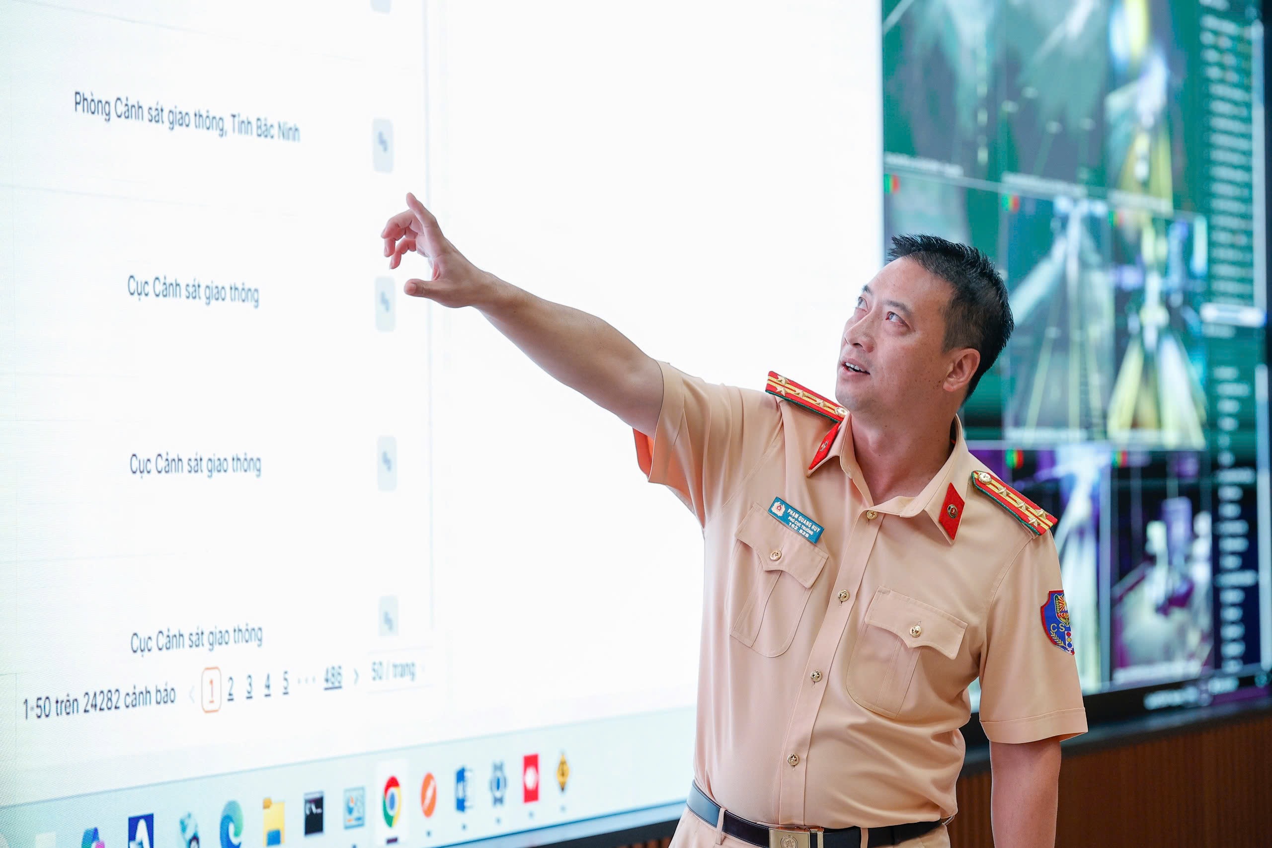 Bên trong trung tâm chỉ huy hiện đại của Cục CSGT, dùng camera AI tự bắt lỗi- Ảnh 5.