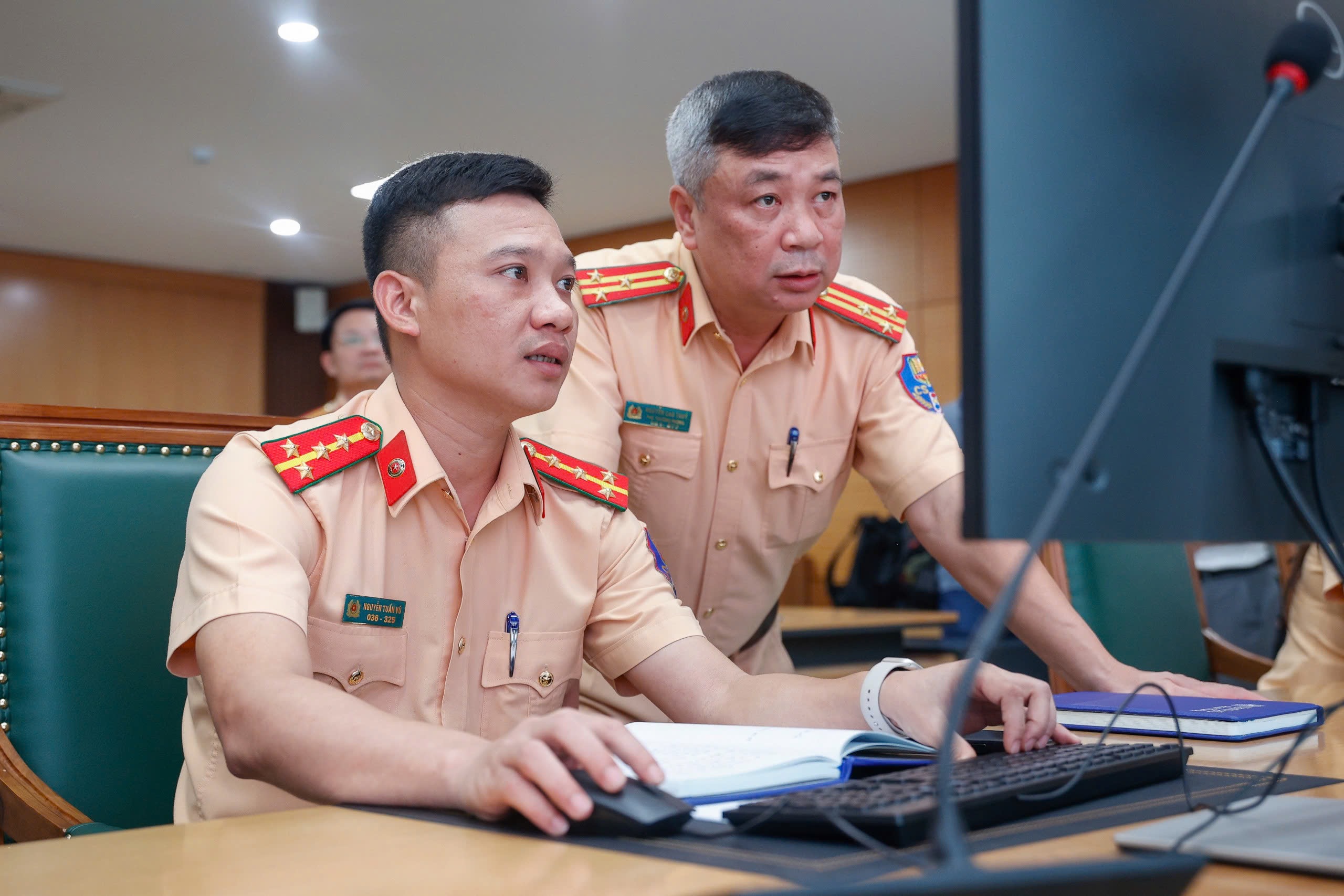 Bên trong trung tâm chỉ huy hiện đại của Cục CSGT, dùng camera AI tự bắt lỗi- Ảnh 16.