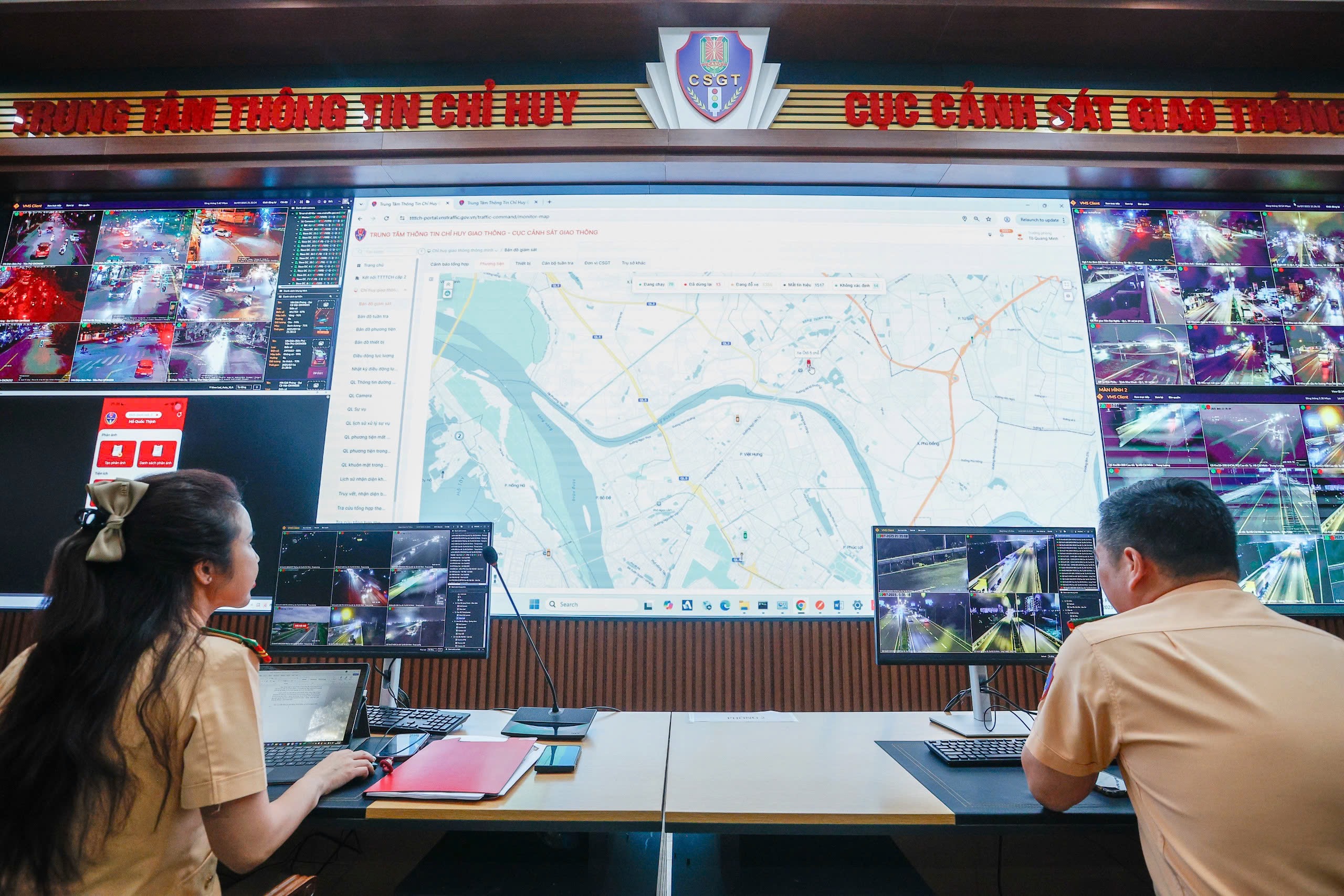 Bên trong trung tâm chỉ huy hiện đại của Cục CSGT, dùng camera AI tự bắt lỗi- Ảnh 1.
