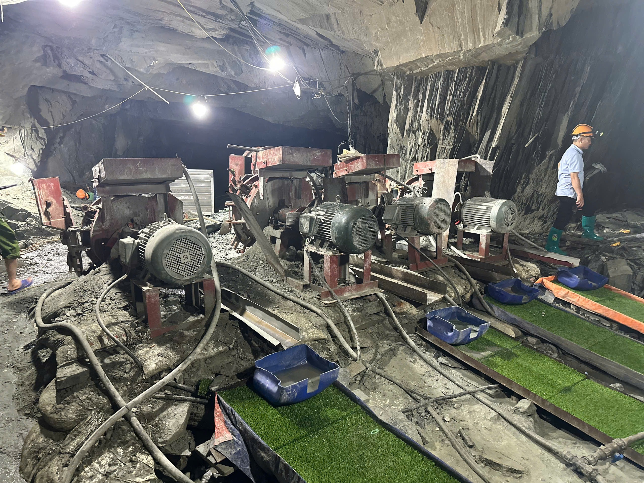 Bắt gần 60 người khai thác vàng trái phép ở Sơn La với số vàng trị giá 4 tỉ đồng - Ảnh 5. Bắt gần 60 người khai thác vàng trái phép ở Sơn La với số vàng trị giá 4 tỉ đồng - Ảnh 5.