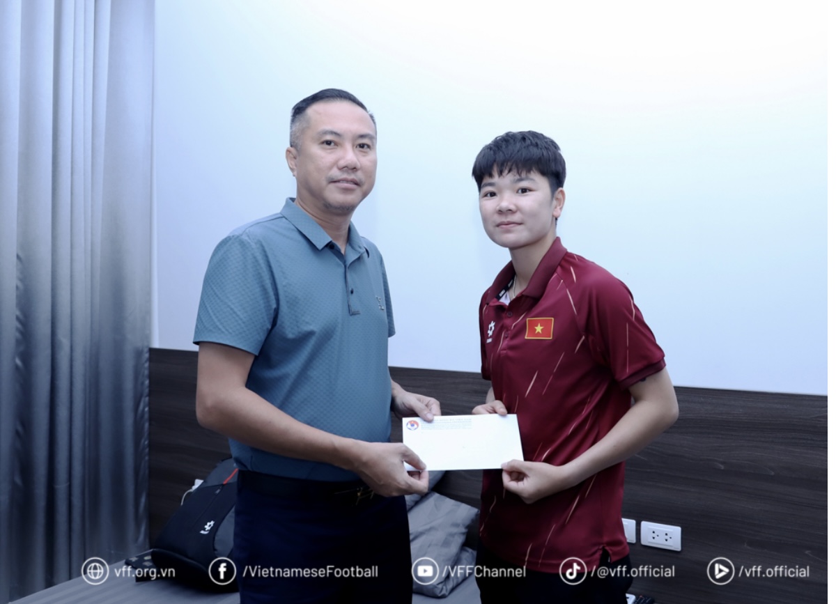 Spilleren Tuyet Ngan hadde en blindtarmsoperasjon, men kunne returnere for å konkurrere i det sørøstasiatiske mesterskapet – bilde 1. Tuyển thủ Tuyết Ngân bị mổ ruột thừa, kịp trở lại tranh tài giải vô địch Đông Nam Á- Ảnh 1.