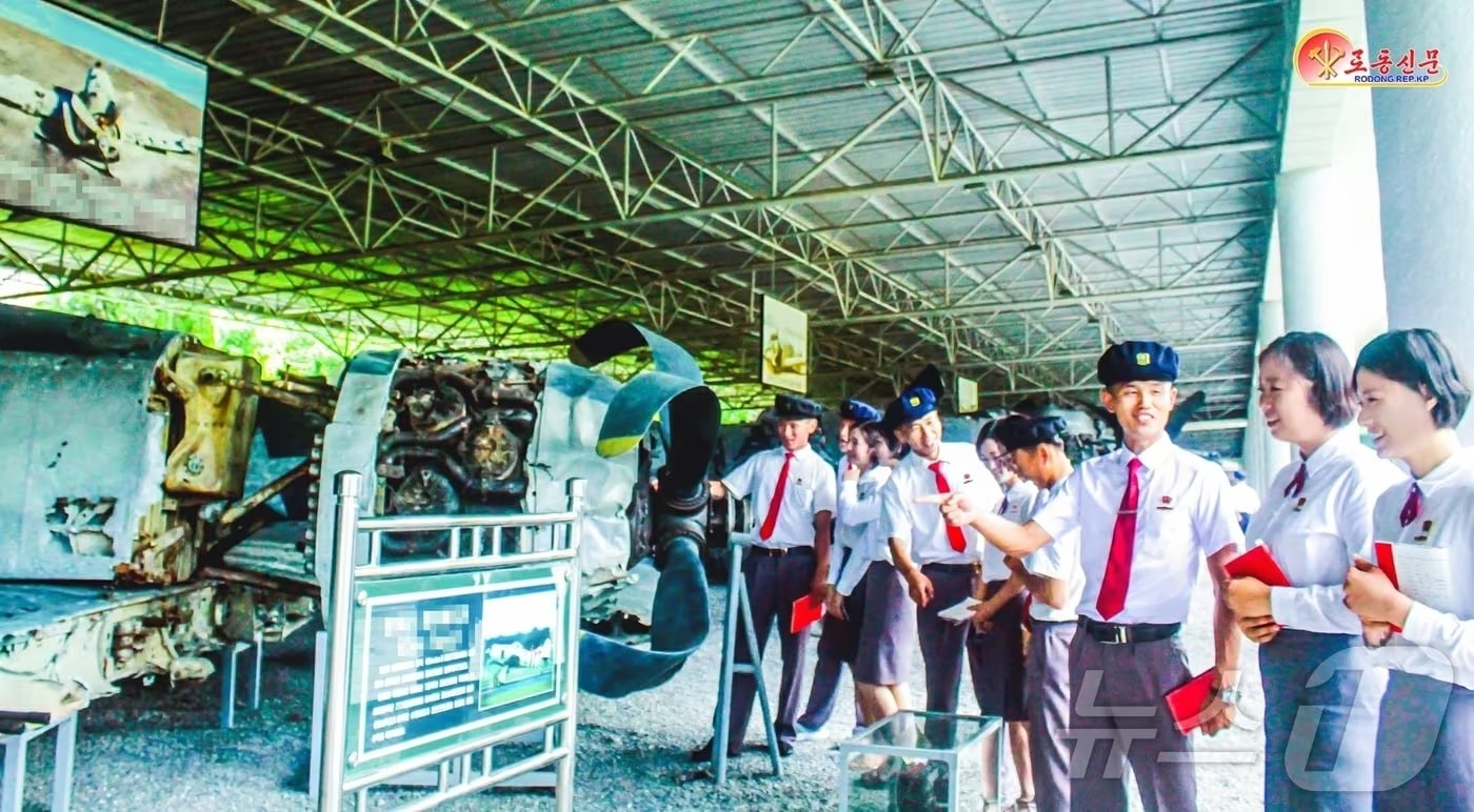 Triều Tiên công khai xác máy bay chiến đấu Mỹ trước dịp 72 năm đình chiến - Ảnh 1.