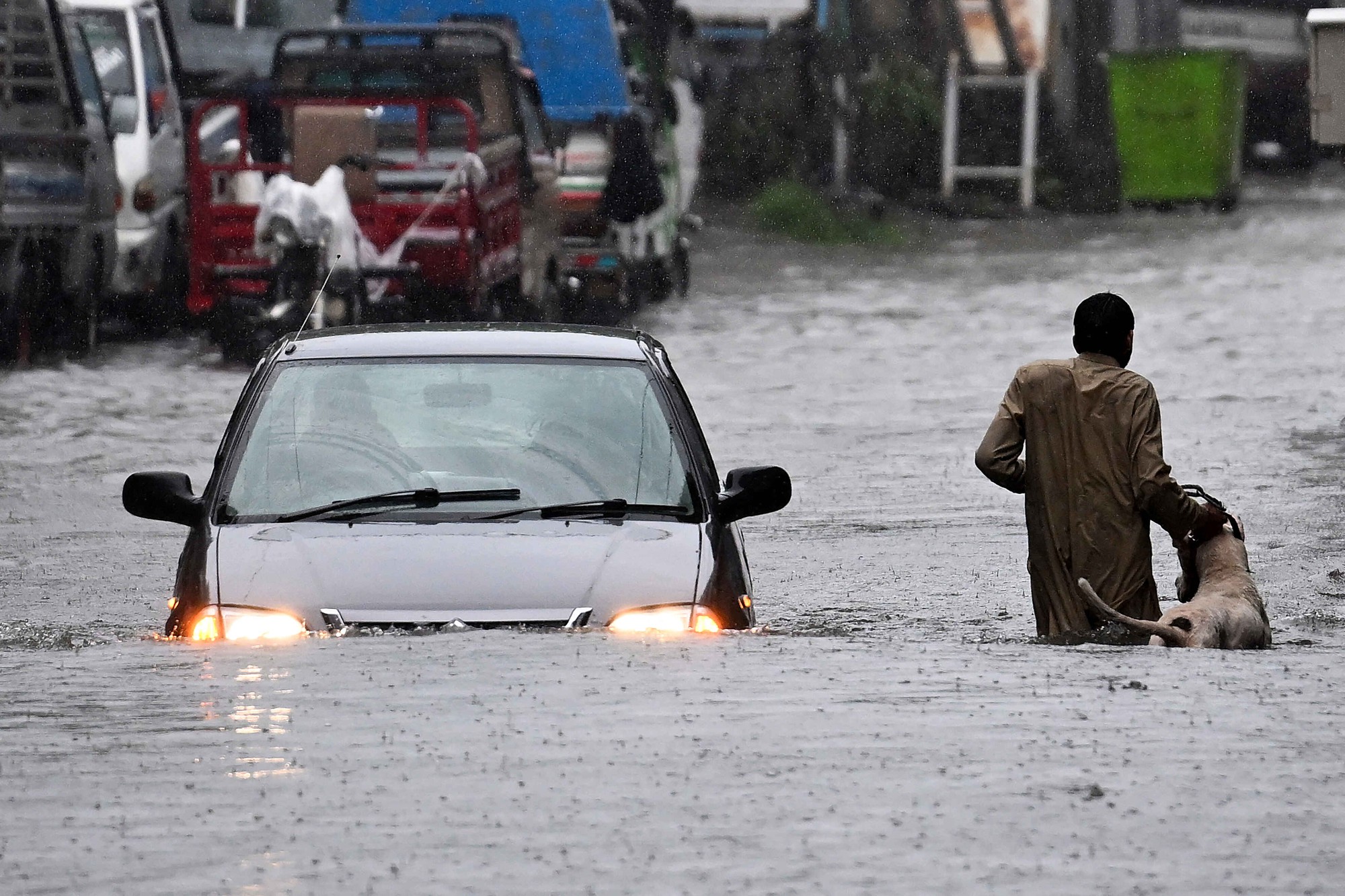 Mưa lớn chết người ở Hàn Quốc, Pakistan