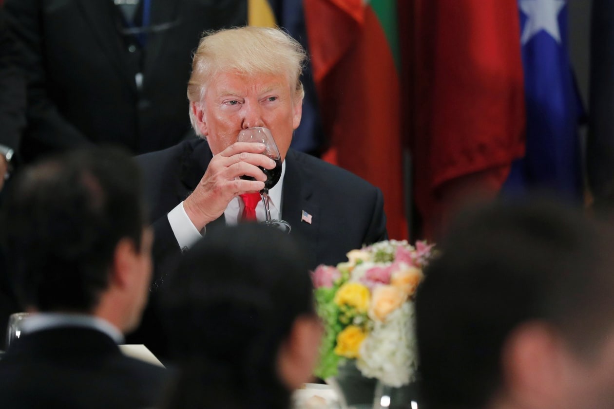 Tổng thống Trump đề nghị Coca-Cola sử dụng đường mía - Ảnh 1.