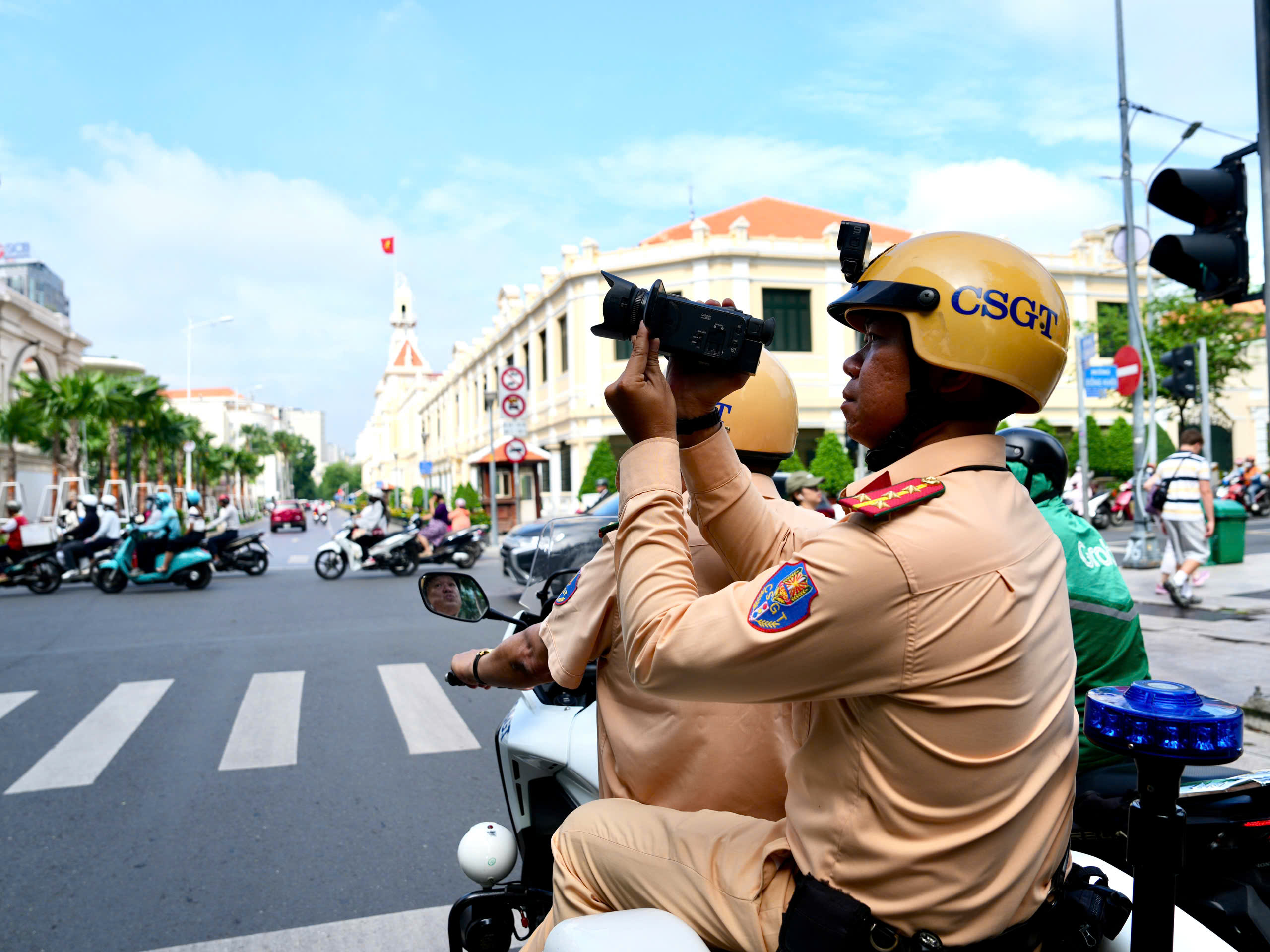 Tài xế dừng đỗ sai bỏ chạy khi CSGT ghi hình phạt nguội Tài xế dừng đỗ sai bỏ chạy khi CSGT ghi hình phạt nguội