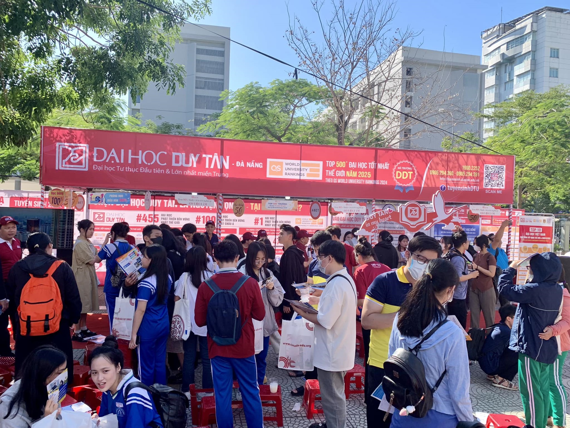 Universiti Duy Tan mengumumkan markah kemasukan: Sektor kesihatan terus mendahului - Foto 2. Đại học Duy Tân công bố điểm xét tuyển: Khối ngành sức khỏe tiếp tục dẫn đầu- Ảnh 2.