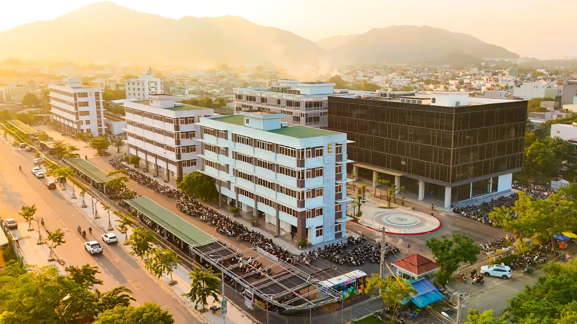 Universiti Duy Tan mengumumkan markah kemasukan: Sektor kesihatan terus mendahului - Foto 1. Đại học Duy Tân công bố điểm xét tuyển: Khối ngành sức khỏe tiếp tục dẫn đầu- Ảnh 1.
