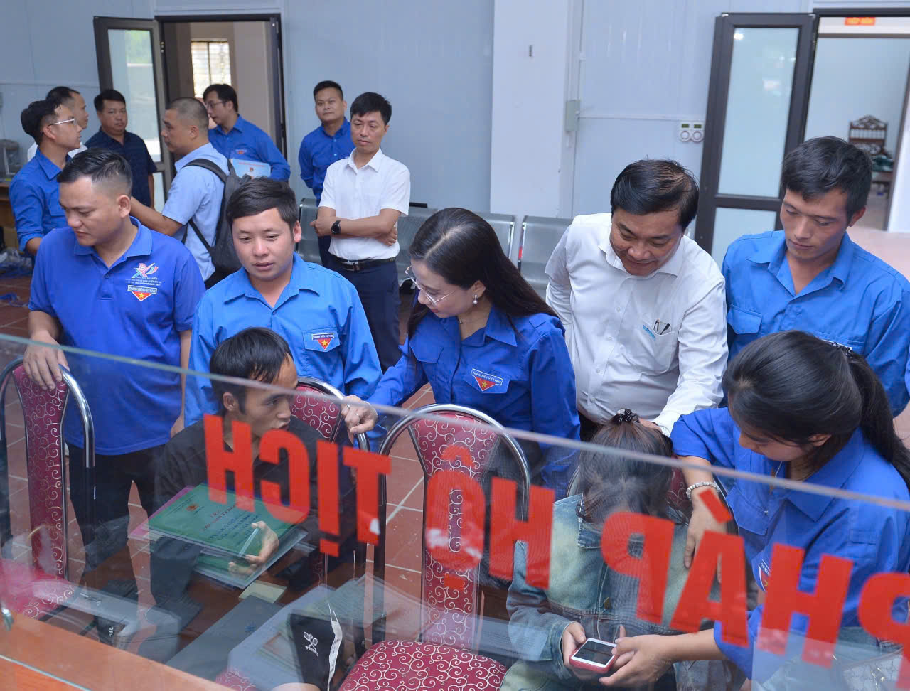 T.Ư Đoàn thăm đội tình nguyện xã biên giới Y Tý - Ảnh 7.