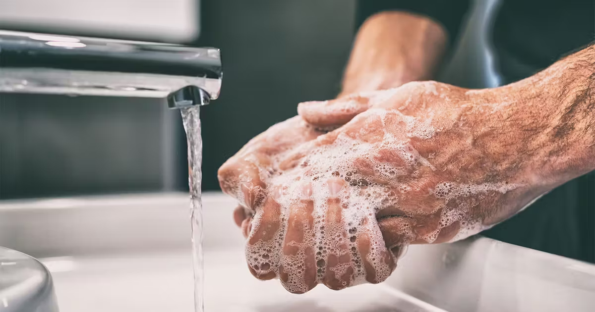 Cách giữ ốp lưng điện thoại trong suốt luôn như mới - Ảnh 2.