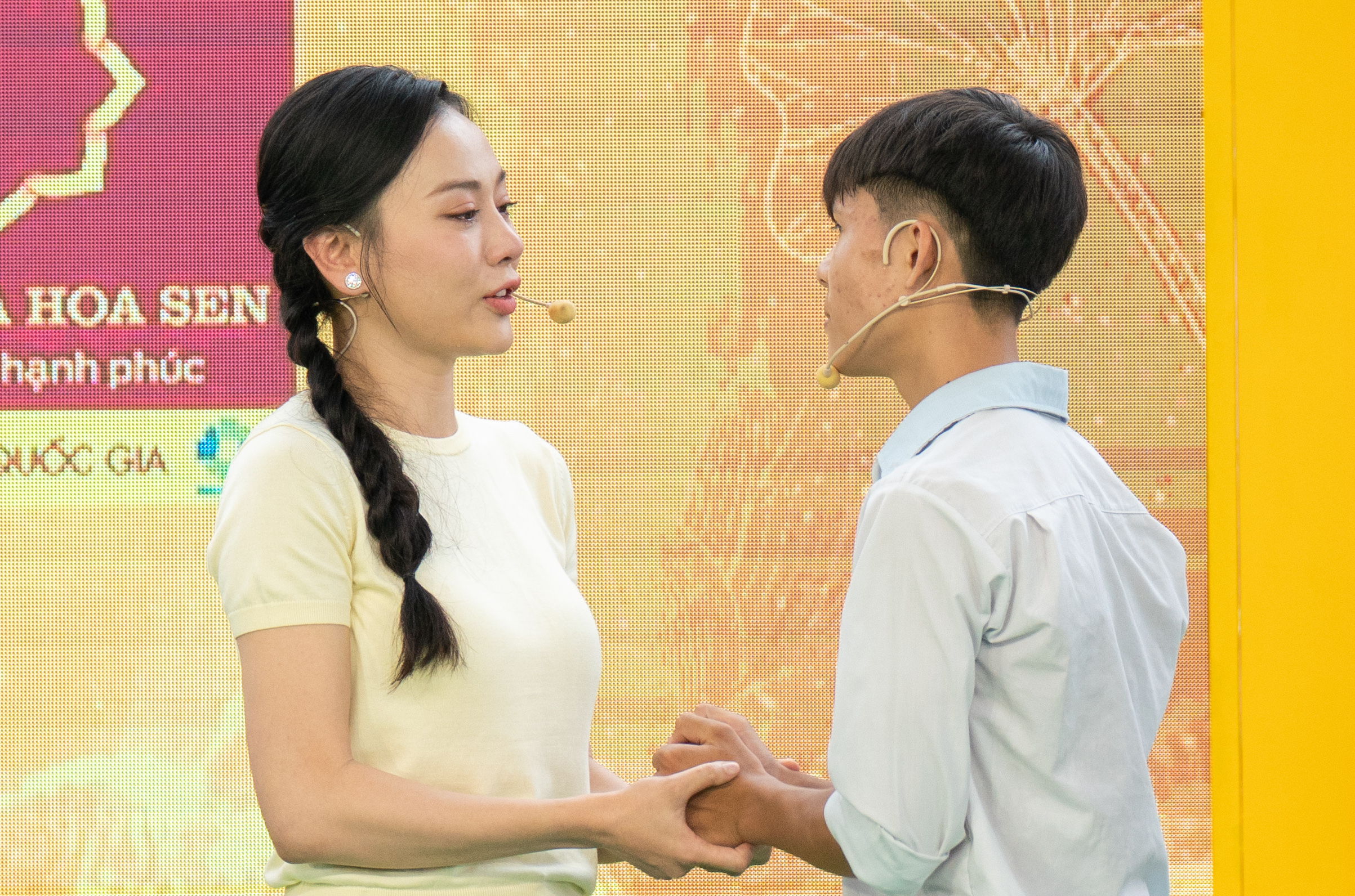 Phương Oanh khóc nghẹn trước cậu bé mồ côi chăm sóc cụ bà 90 tuổi - Ảnh 1.