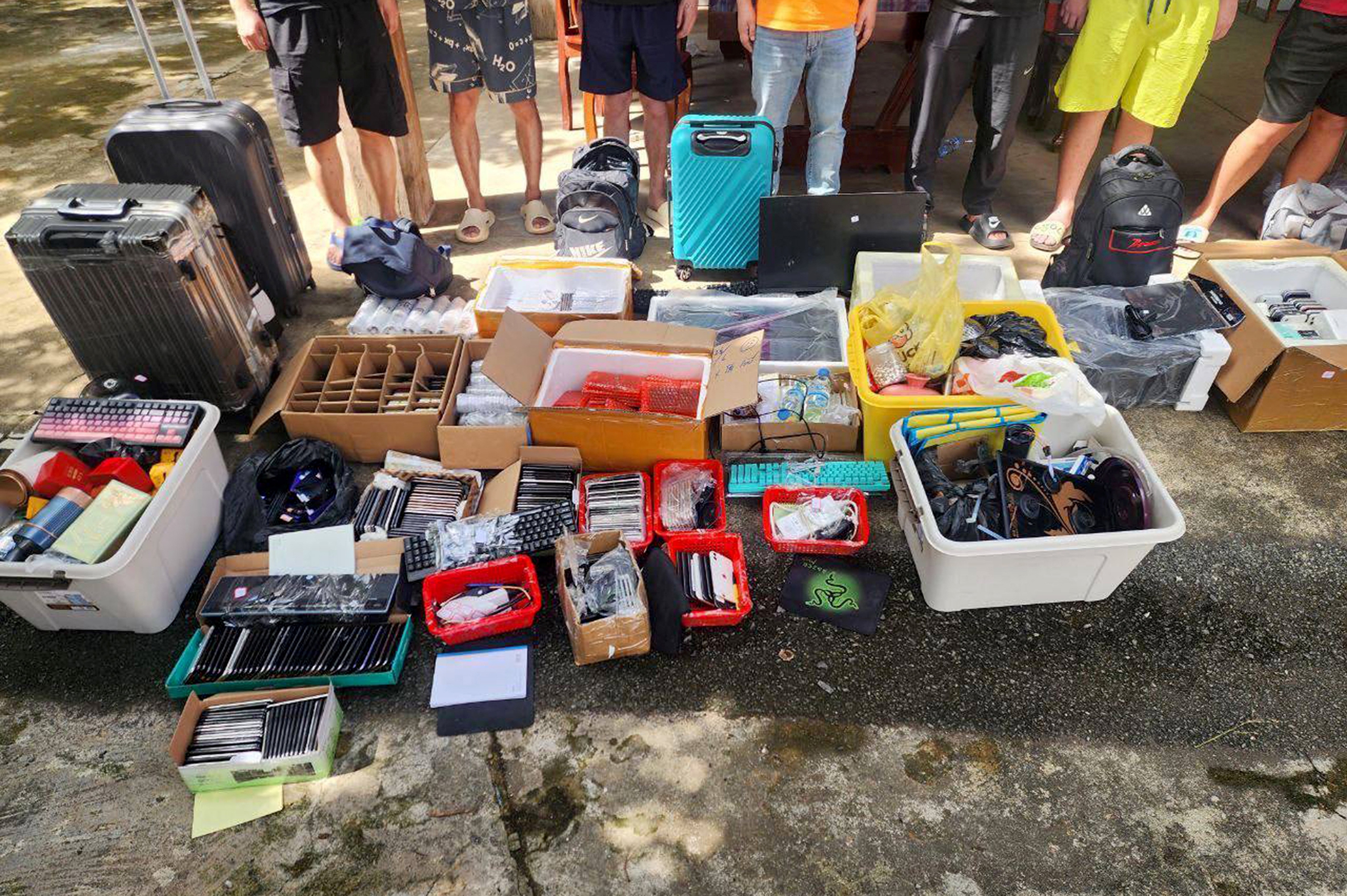 Campuchia bắt giữ hàng ngàn nghi phạm lừa đảo trực tuyến trong chiến dịch truy quét lớn - Ảnh 1.