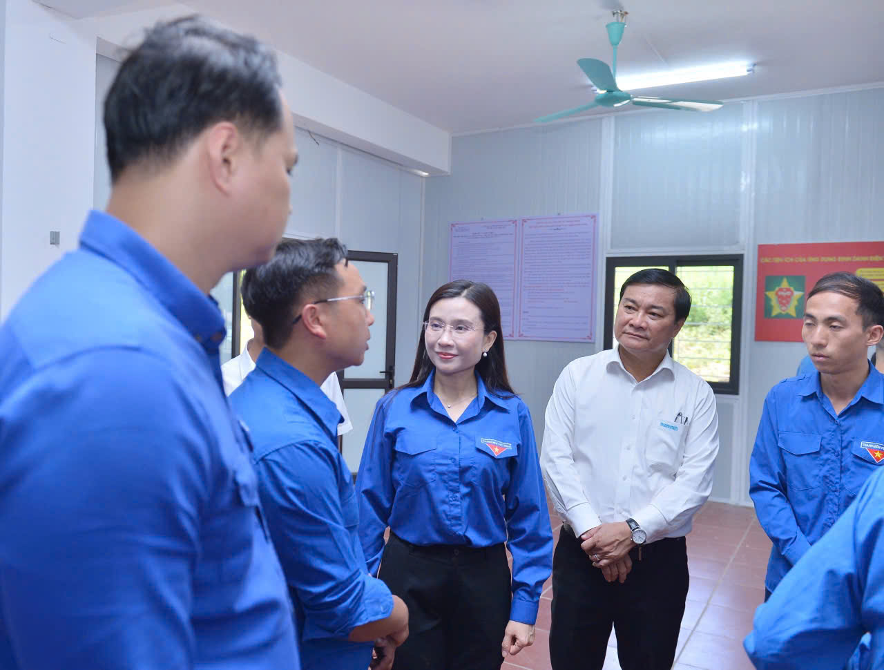 T.Ư Đoàn thăm đội tình nguyện xã biên giới Y Tý - Ảnh 2.