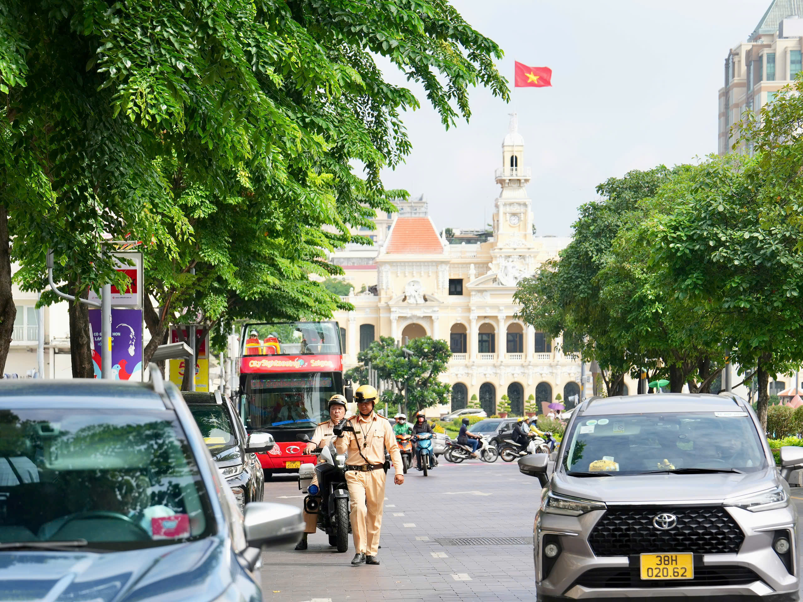 Khi nào được phép đỗ xe ở vị trí có biển cấm dừng, đỗ? - Ảnh 1.