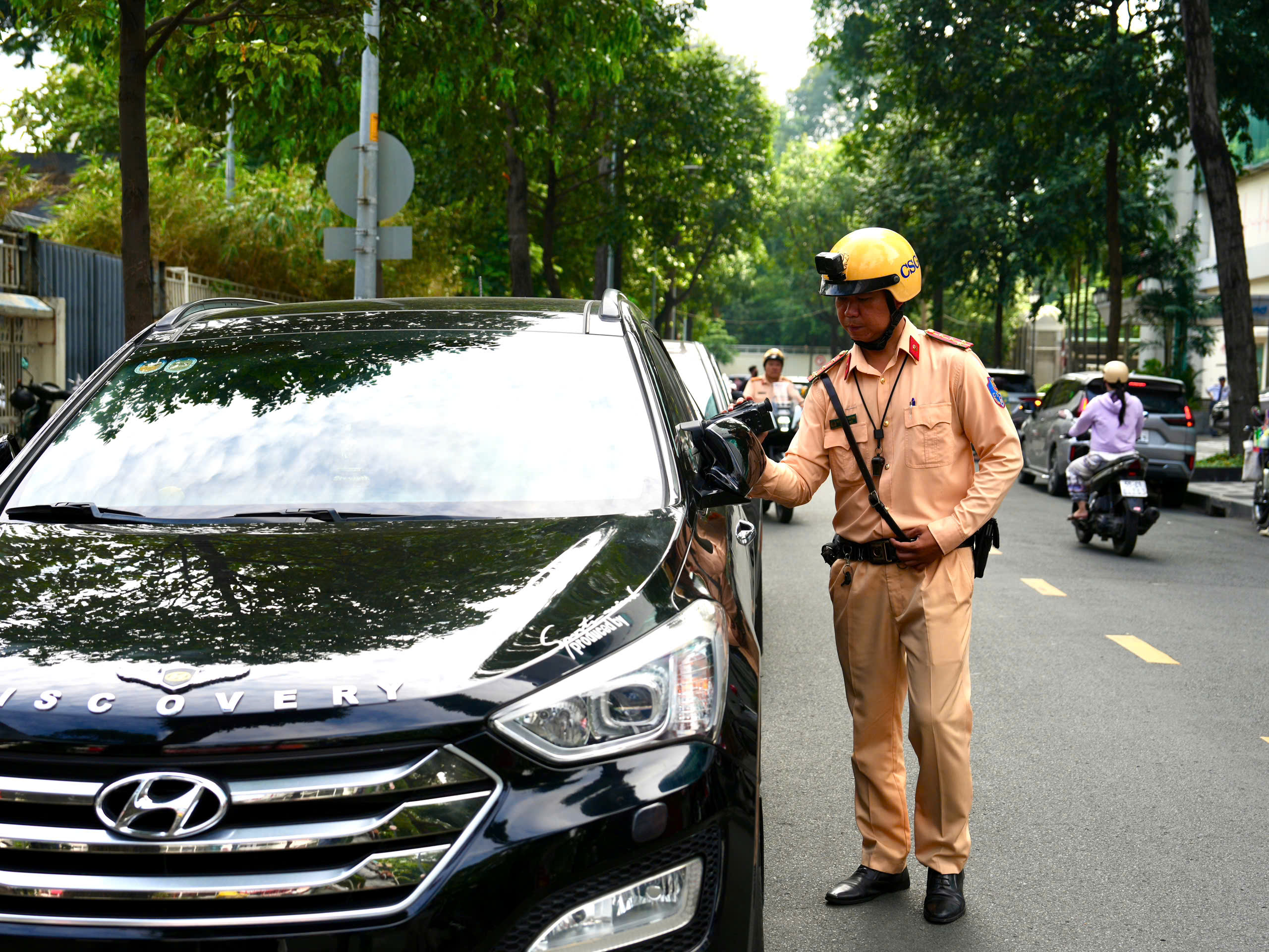 Dừng ô tô đi rút tiền, mua đồ... có thể bị phạt đến 6 triệu đồng - Ảnh 3. Dừng ô tô đi rút tiền, mua đồ... có thể bị phạt đến 6 triệu đồng - Ảnh 3.