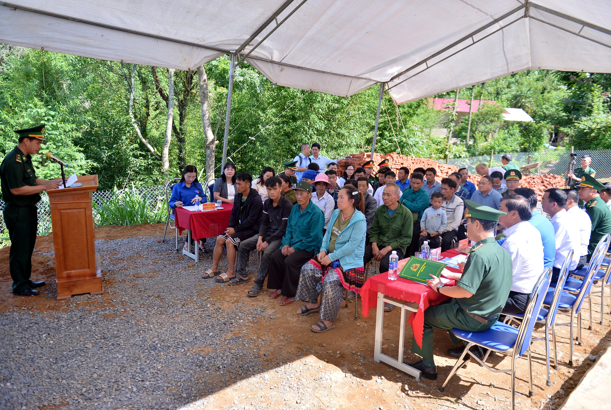 - Ảnh 1. Thăm những mái ấm trên vùng biên cương Y Tý - Ảnh 1.