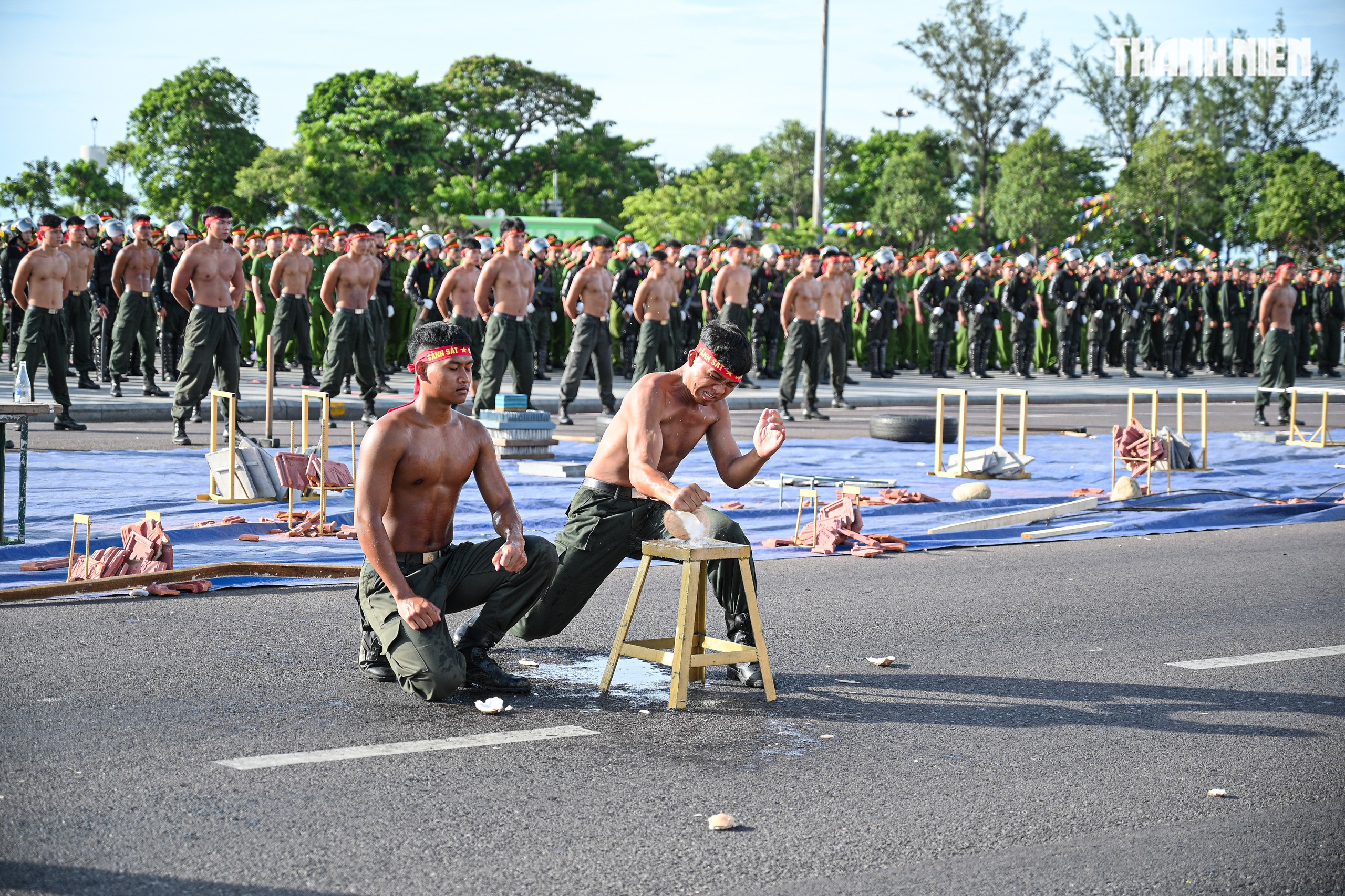 Mãn nhãn màn biểu diễn võ thuật trong lễ ra quân của Công an tỉnh Gia Lai - Ảnh 15.