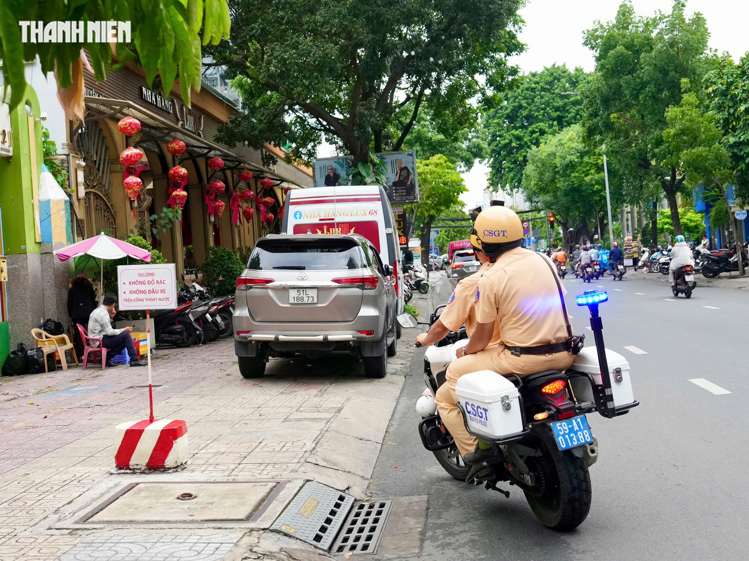 Dừng đỗ xe sai ở trung tâm TP.HCM: Thấy CSGT ghi hình phạt nguội, tài xế bỏ chạy