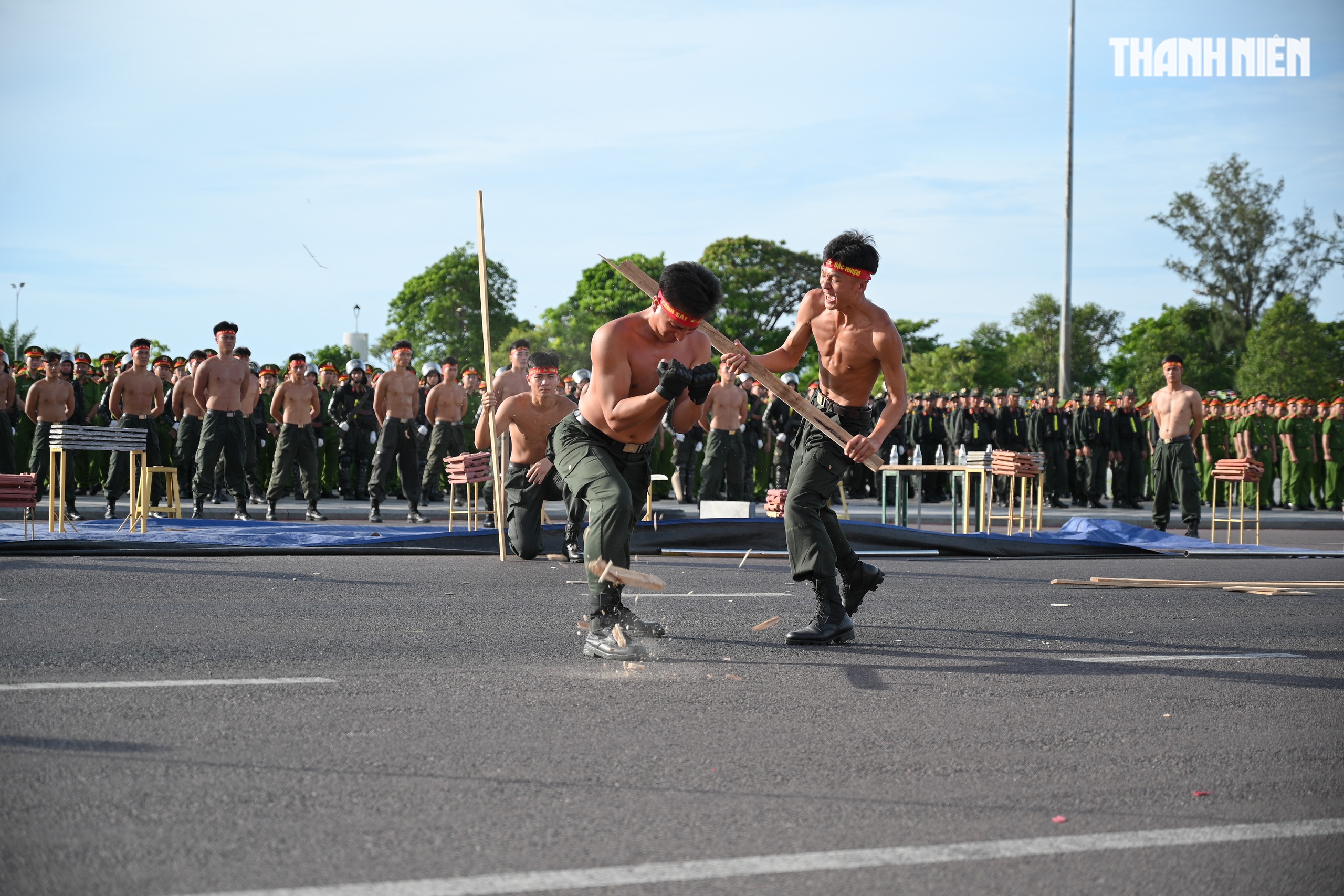 Mãn nhãn màn biểu diễn võ thuật trong lễ ra quân của Công an tỉnh Gia Lai - Ảnh 9.
