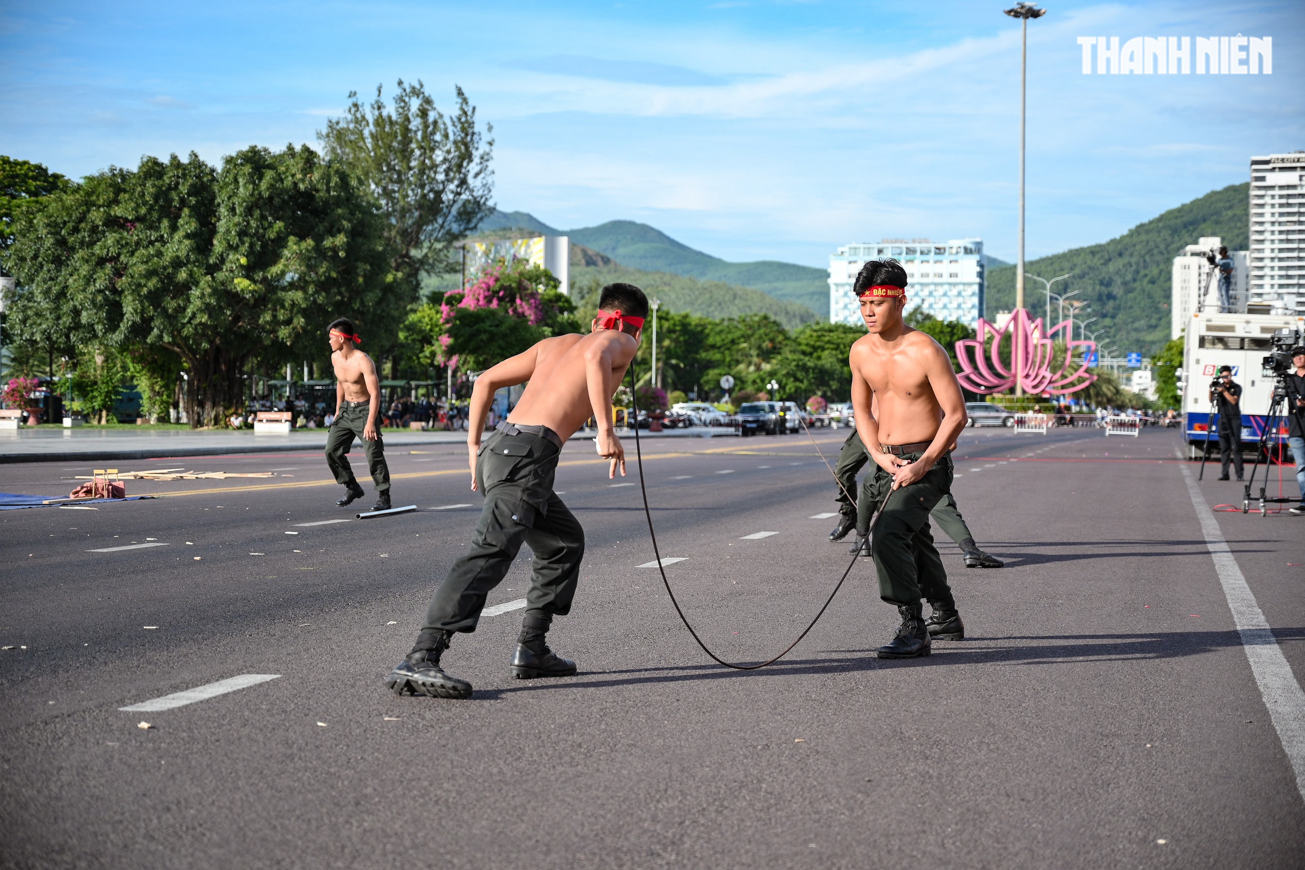 Mãn nhãn màn biểu diễn võ thuật trong lễ ra quân của Công an tỉnh Gia Lai - Ảnh 18.