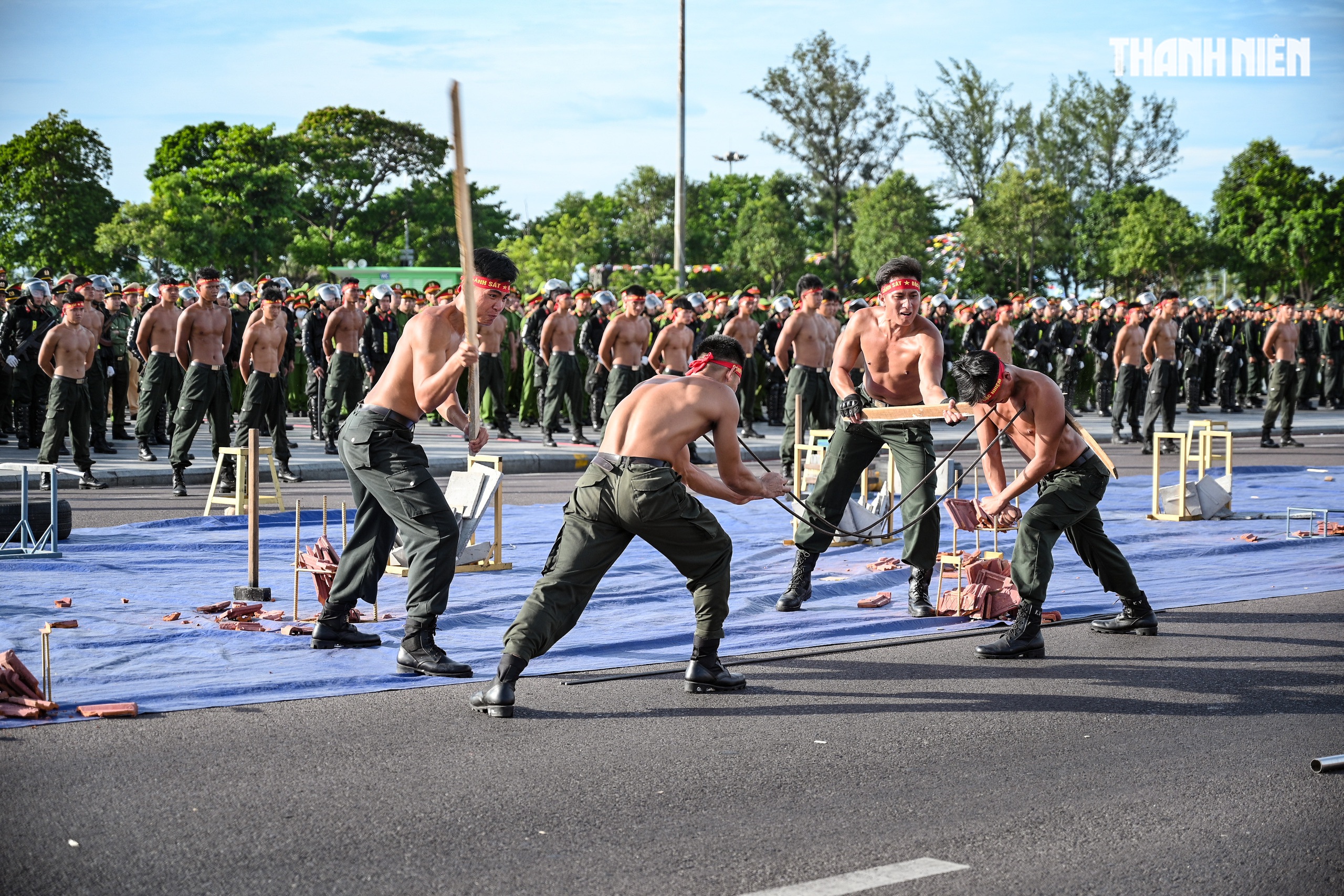 Mãn nhãn màn biểu diễn võ thuật trong lễ ra quân của Công an tỉnh Gia Lai - Ảnh 12.