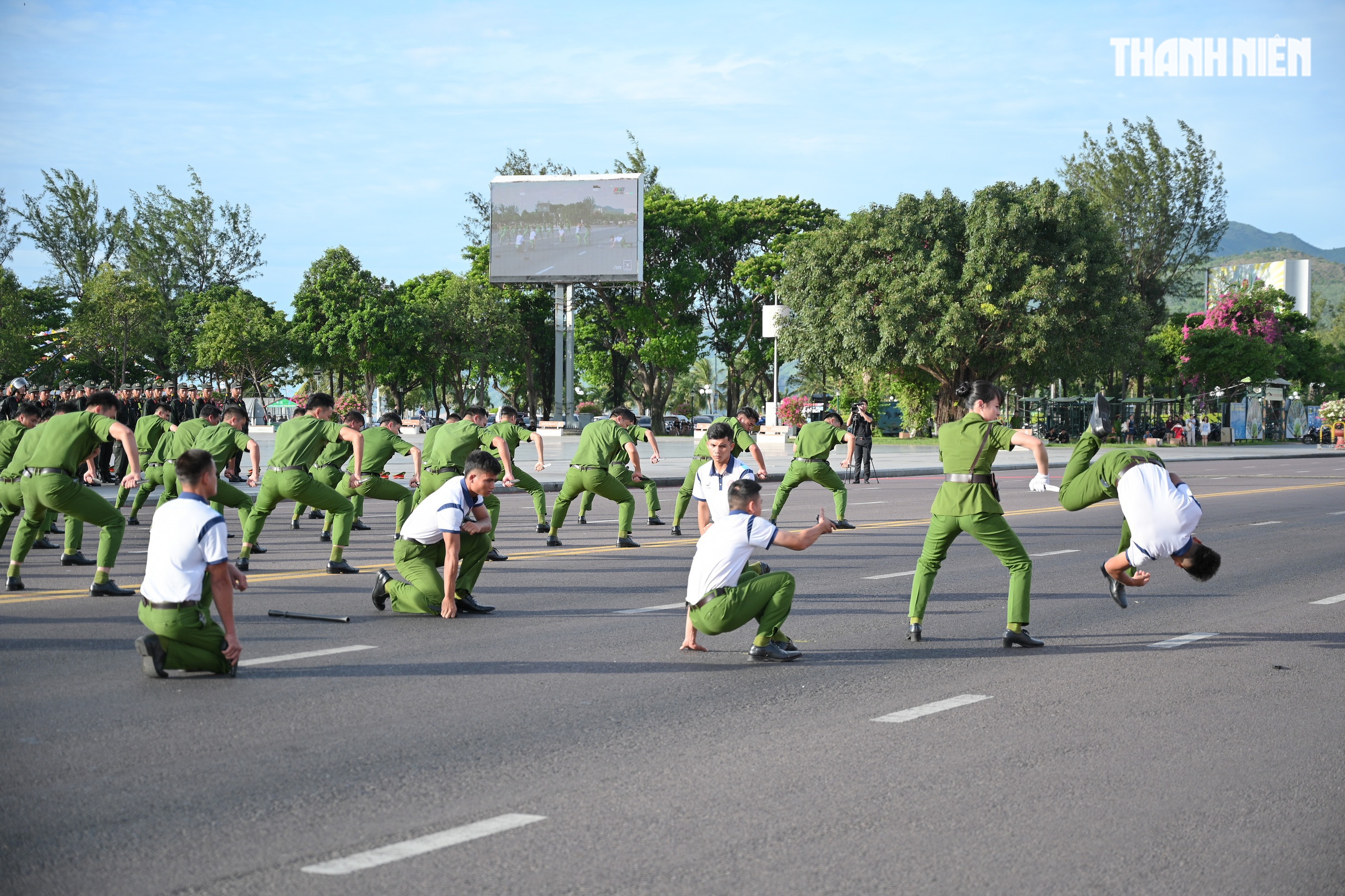 Mãn nhãn màn biểu diễn võ thuật trong lễ ra quân của Công an tỉnh Gia Lai - Ảnh 7.