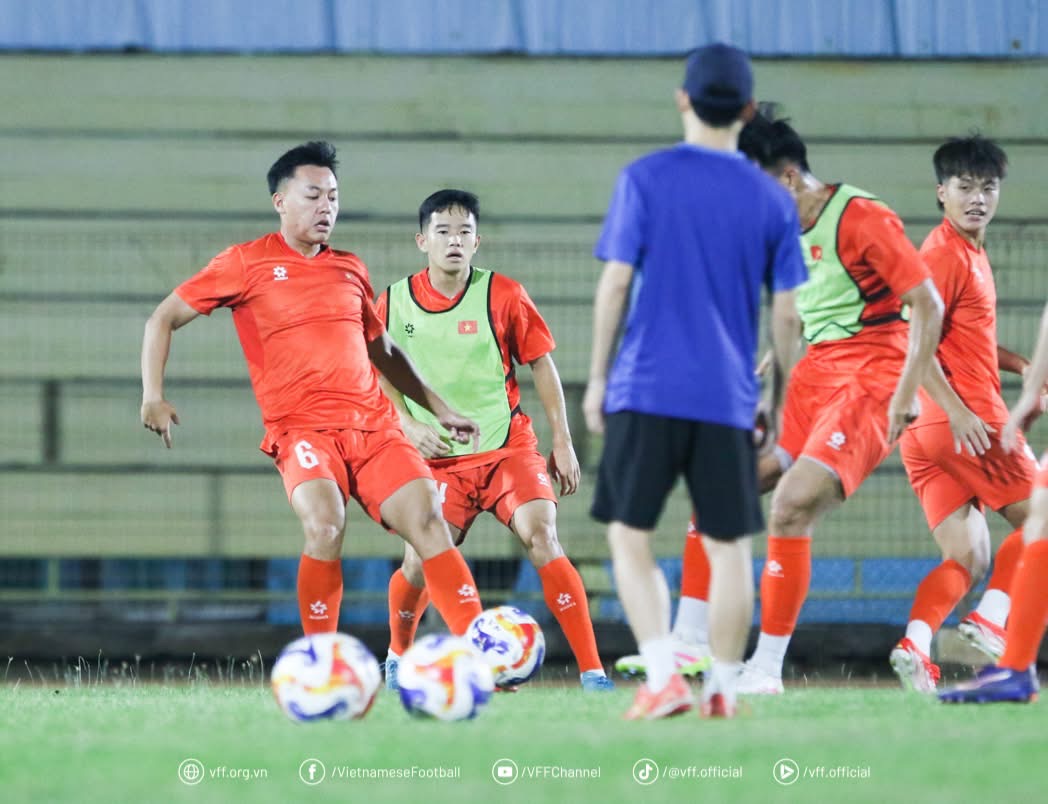 U.23 ຫວຽດນາມ ພ້ອມແລ້ວທີ່ຈະຊະນະນັດທຳອິດ: 'ກົດປຸ່ມ' ໃນການເດີນທາງເພື່ອປ້ອງກັນບັນລັງ - ພາບທີ 2. U.23 Việt Nam sẵn sàng thắng trận đầu tiên: ‘Bấm nút’ hành trình bảo vệ ngôi vương - Ảnh 2.