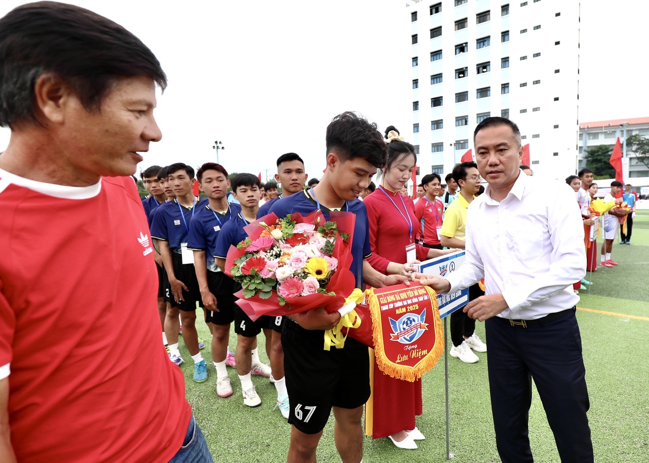 Huỳnh Quốc Cường. Phan Thanh Bình truyền cảm hứng cho giải sinh viên Trường ĐH Đồng Tháp- Ảnh 6. Huỳnh Quốc Cường. Phan Thanh Bình truyền cảm hứng cho giải sinh viên Trường ĐH Đồng Tháp- Ảnh 6.