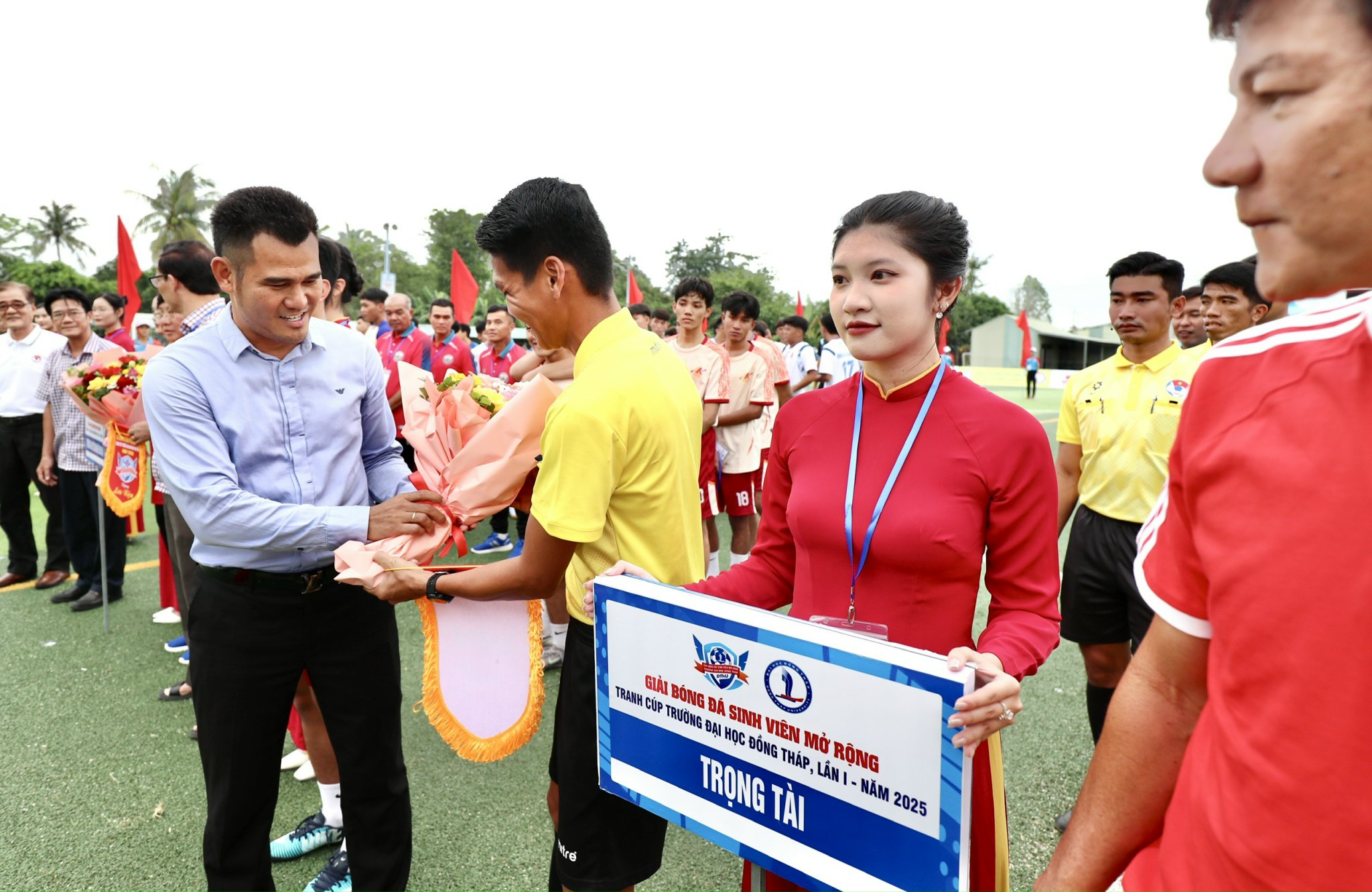 Huỳnh Quốc Cường. Phan Thanh Bình truyền cảm hứng cho giải sinh viên Trường ĐH Đồng Tháp- Ảnh 4. Huỳnh Quốc Cường. Phan Thanh Bình truyền cảm hứng cho giải sinh viên Trường ĐH Đồng Tháp- Ảnh 4.