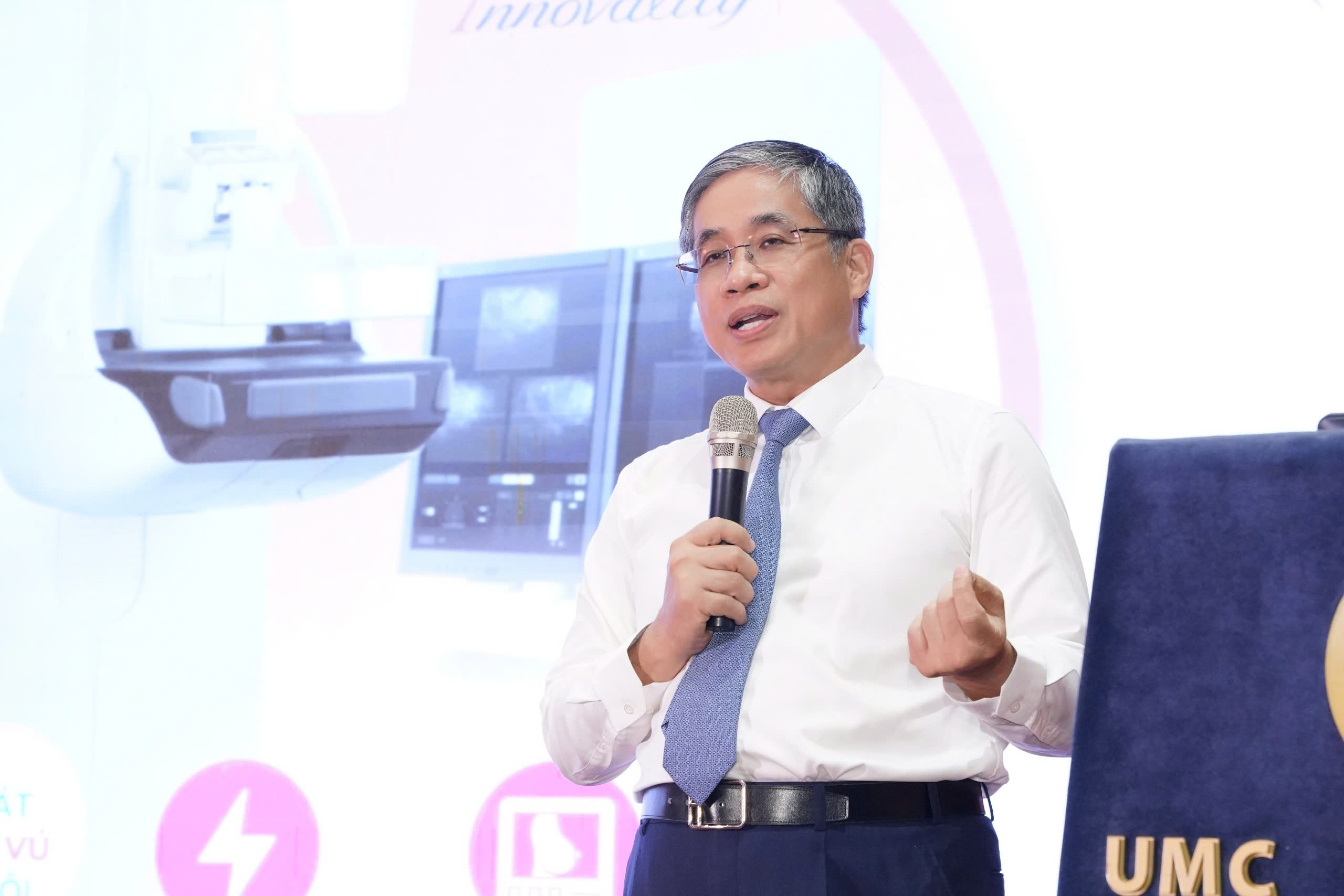 Bệnh viện Đại học Y Dược TP.HCM triển khai máy X-quang vú 3D công nghệ cao - Ảnh 1.