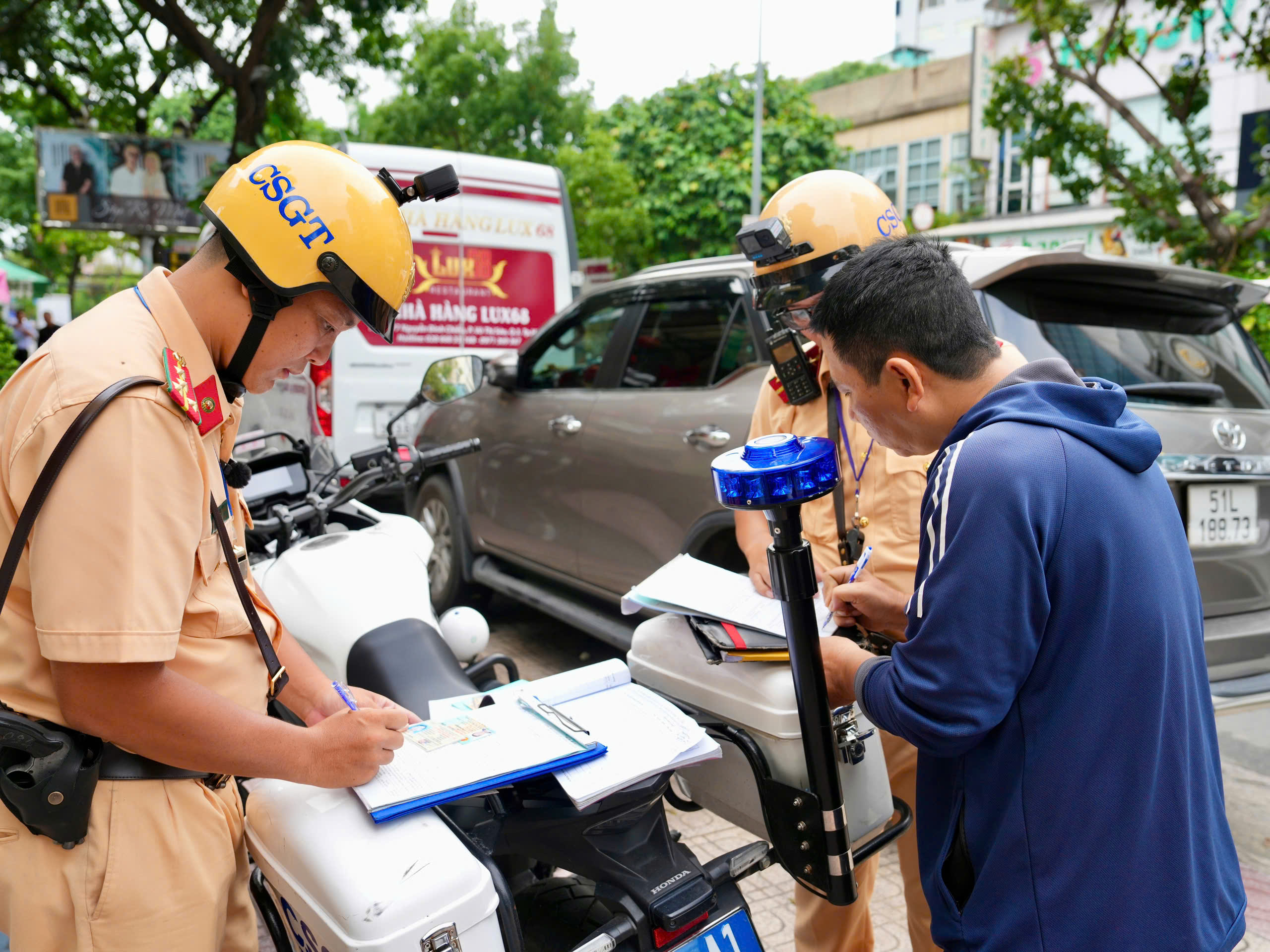 Tài xế dừng đỗ sai bỏ chạy khi CSGT ghi hình phạt nguội- Ảnh 2. Tài xế dừng đỗ sai bỏ chạy khi CSGT ghi hình phạt nguội- Ảnh 2.