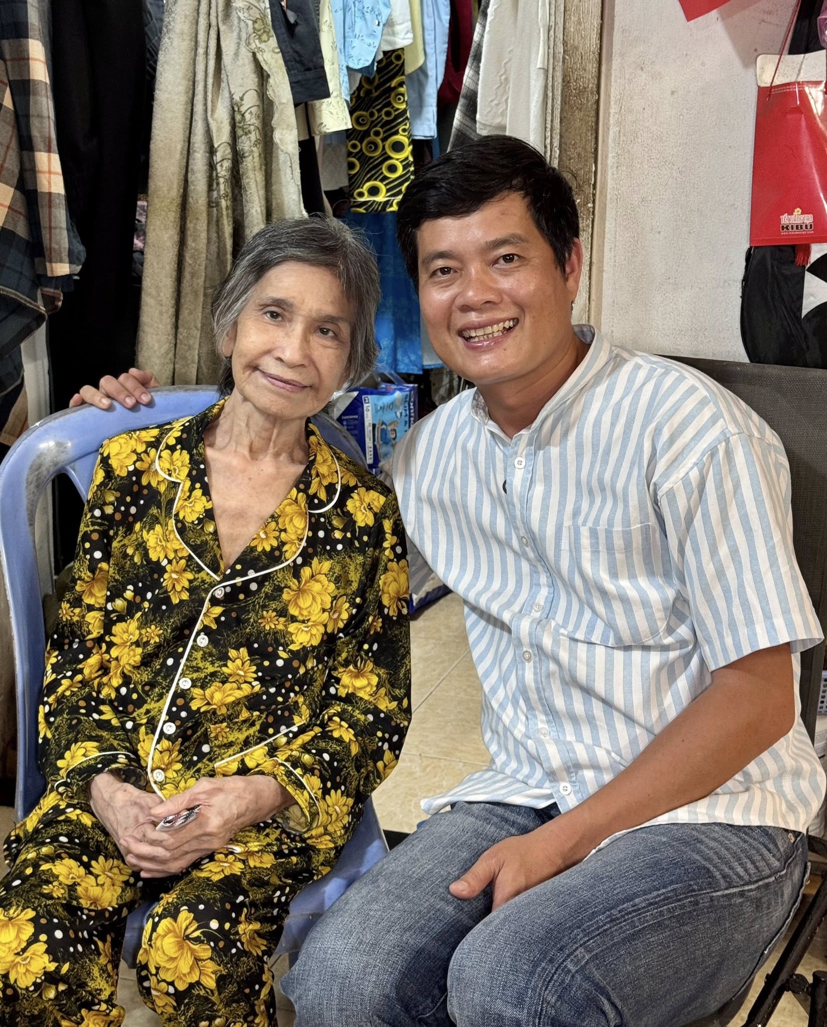 វិចិត្រករ Cai Luong Thanh The ស្នាក់នៅផ្ទះជួល។ តើលោកមានសុខភាពយ៉ាងណាក្នុងអាយុ ៨១ ឆ្នាំ? - រូបថត ២. Nghệ sĩ cải lương Thanh Thế ở trọ, sức khỏe ra sao tuổi 81?- Ảnh 2.