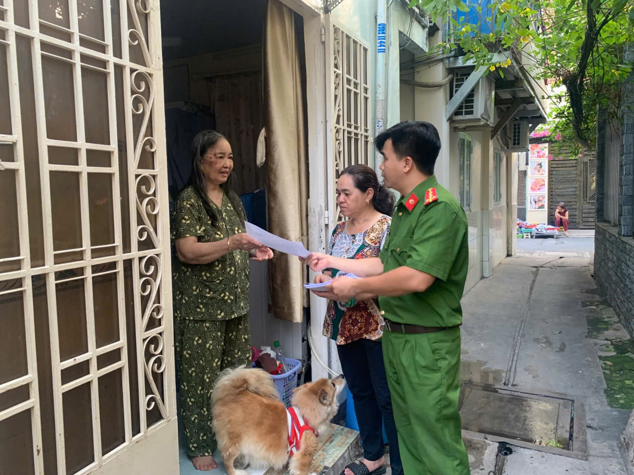 Công an TP.HCM 'gõ cửa từng nhà' tháo lồng sắt và trấn áp tội phạm- Ảnh 8.