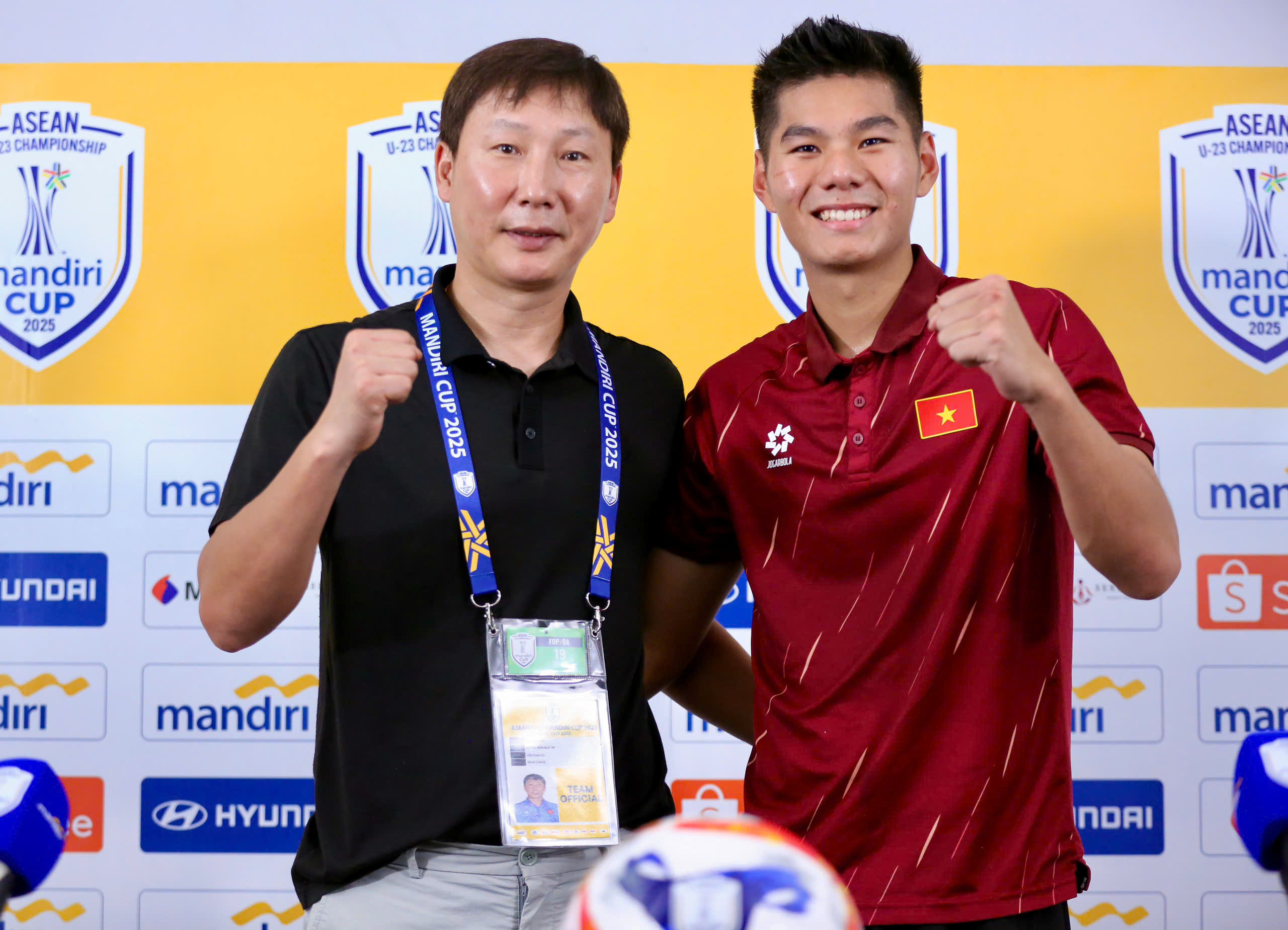 U.23 Việt Nam thắng đậm U.23 Lào, HLV Kim Sang-sik khéo léo né câu hỏi khó - Ảnh 1.