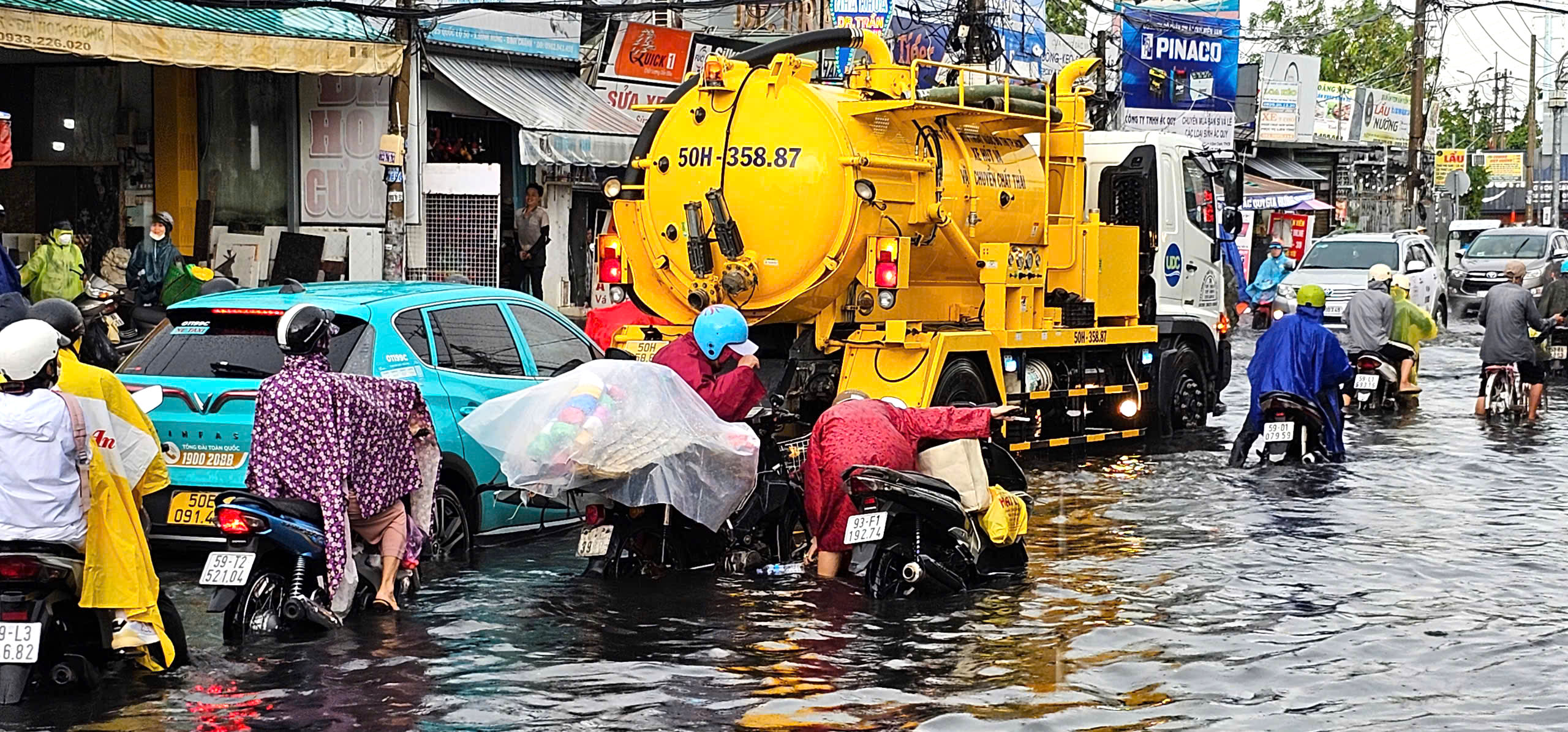 Mưa lớn, đường ngập nước sâu, người dân bị cuốn trôi tài sản- Ảnh 5.
