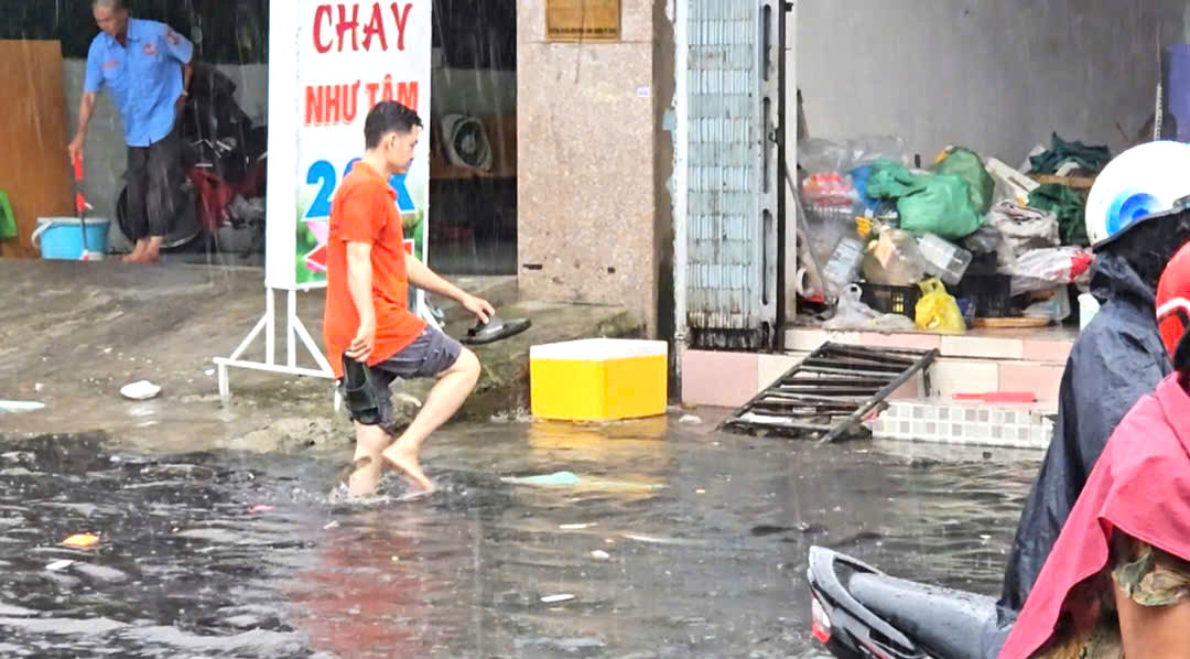 Mưa lớn, đường ngập nước sâu, người dân bị cuốn trôi tài sản- Ảnh 6.