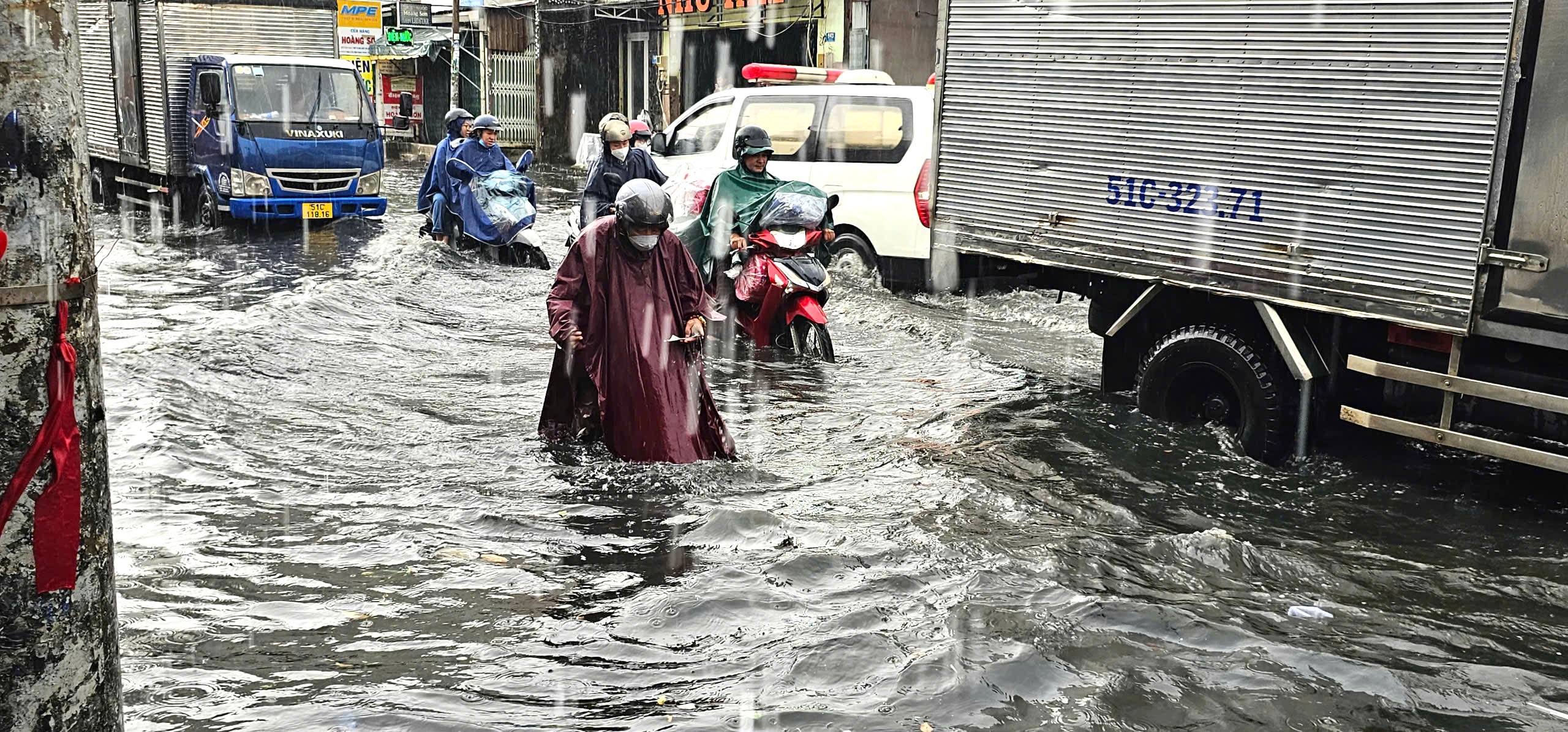 Mưa lớn, đường ngập nước sâu, người dân bị cuốn trôi tài sản- Ảnh 4.