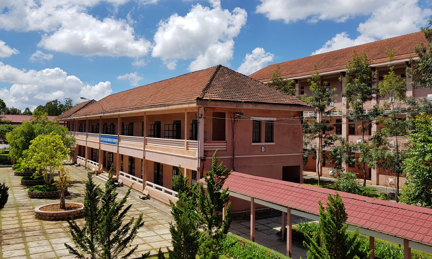 Lam Dong organisiert Studienplätze für 1.300 Schüler, die mit ihren Eltern die Schule wechseln – Foto 2. Lâm Đồng bố trí nơi học cho 1.300 học sinh chuyển trường theo cha mẹ- Ảnh 2.