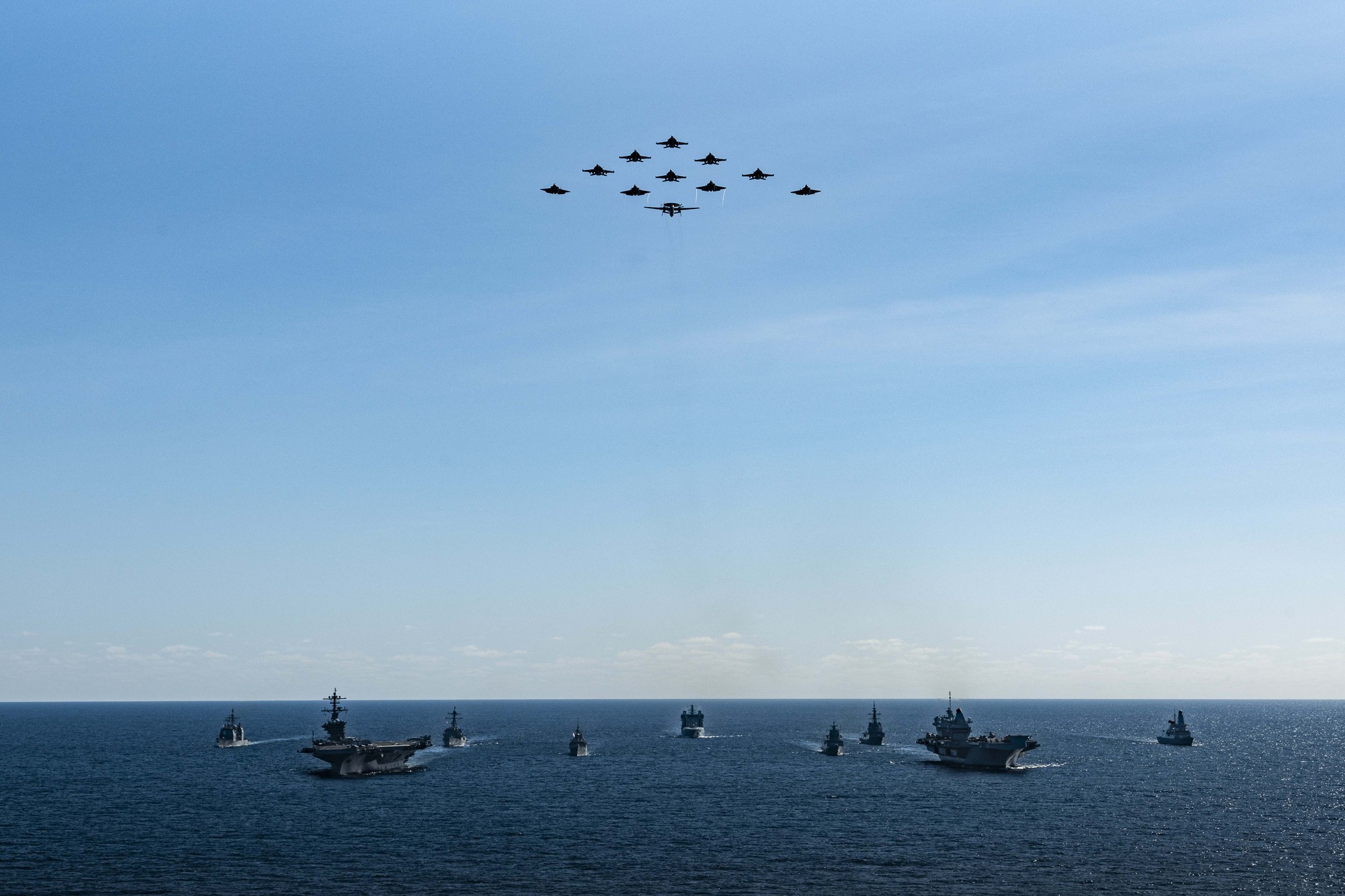 Anh, Mỹ phô diễn sức mạnh nhóm tàu sân bay ở Thái Bình Dương - Ảnh 1.