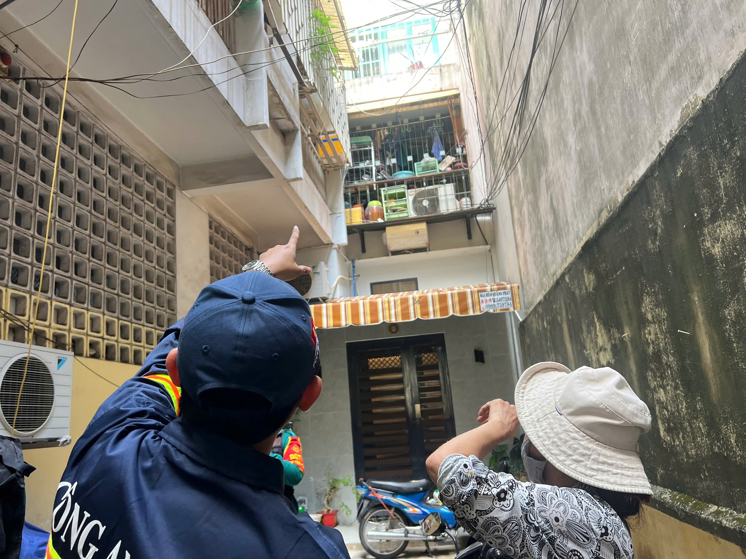 Công an TP.HCM 'gõ cửa từng nhà' tháo lồng sắt và trấn áp tội phạm- Ảnh 1.