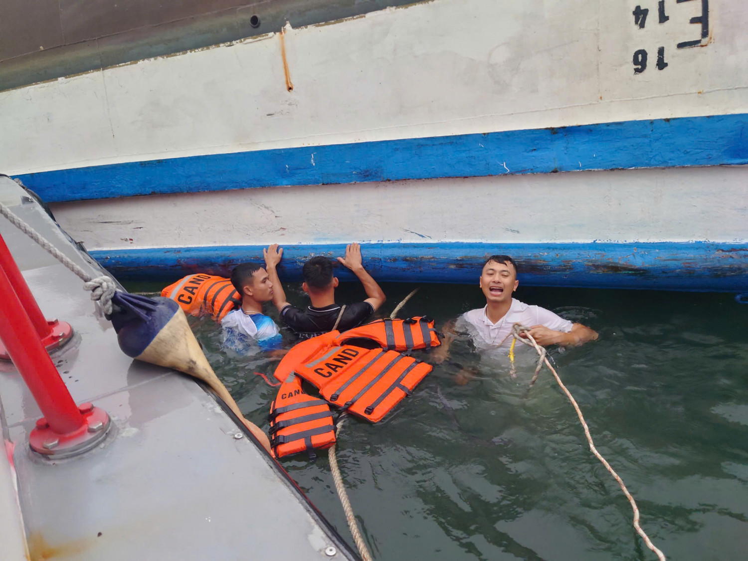 Bé trai 10 tuổi sống sót kỳ diệu sau vụ lật tàu tại vịnh Hạ Long - Ảnh 1.