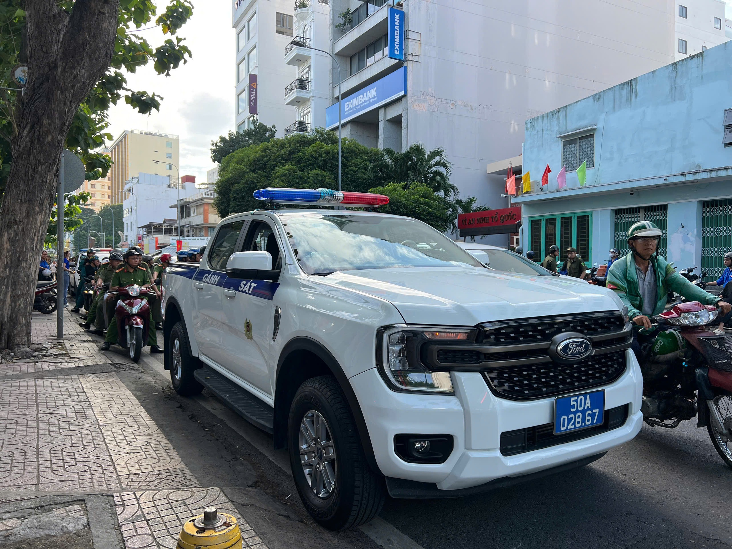 Công an TP.HCM 'gõ cửa từng nhà' tháo lồng sắt và trấn áp tội phạm- Ảnh 10.