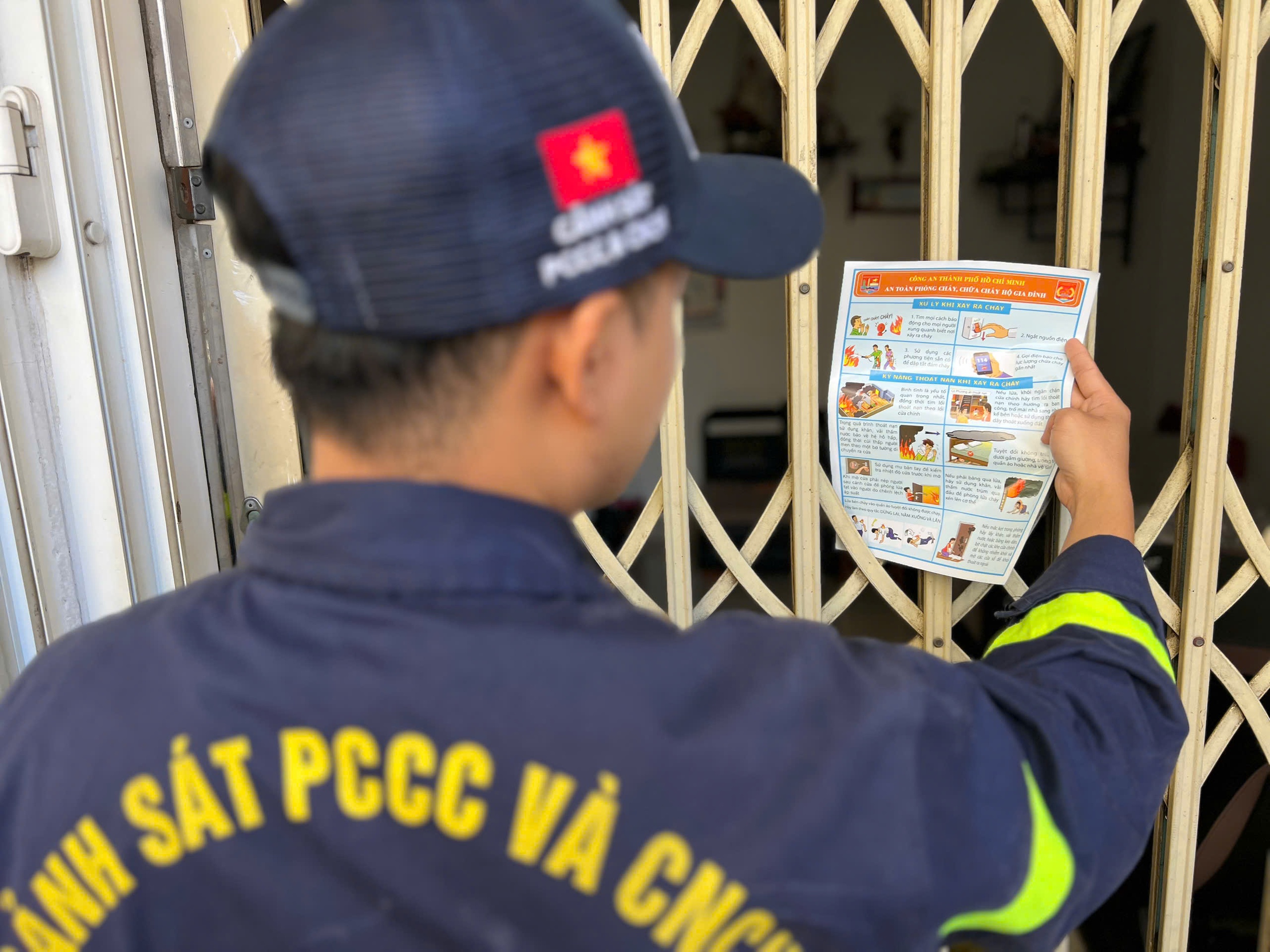 Công an TP.HCM 'gõ cửa từng nhà' tháo lồng sắt và trấn áp tội phạm- Ảnh 5.