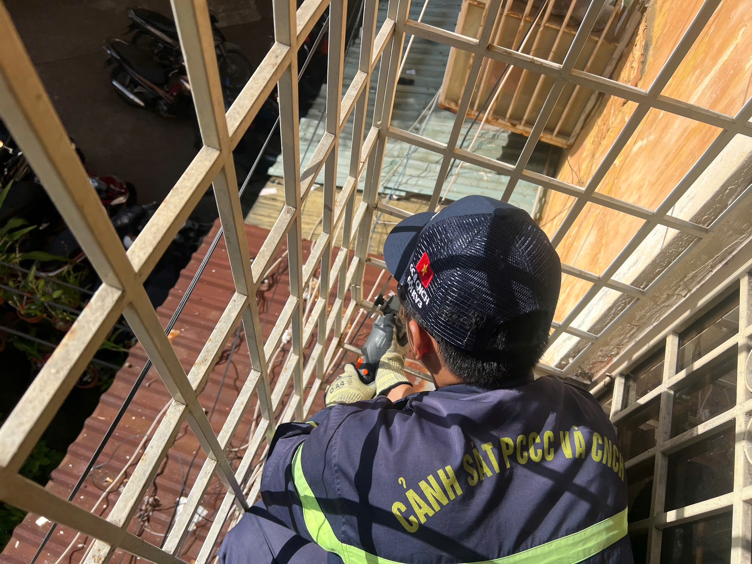 Công an TP.HCM 'gõ cửa từng nhà' tháo lồng sắt và trấn áp tội phạm- Ảnh 13.