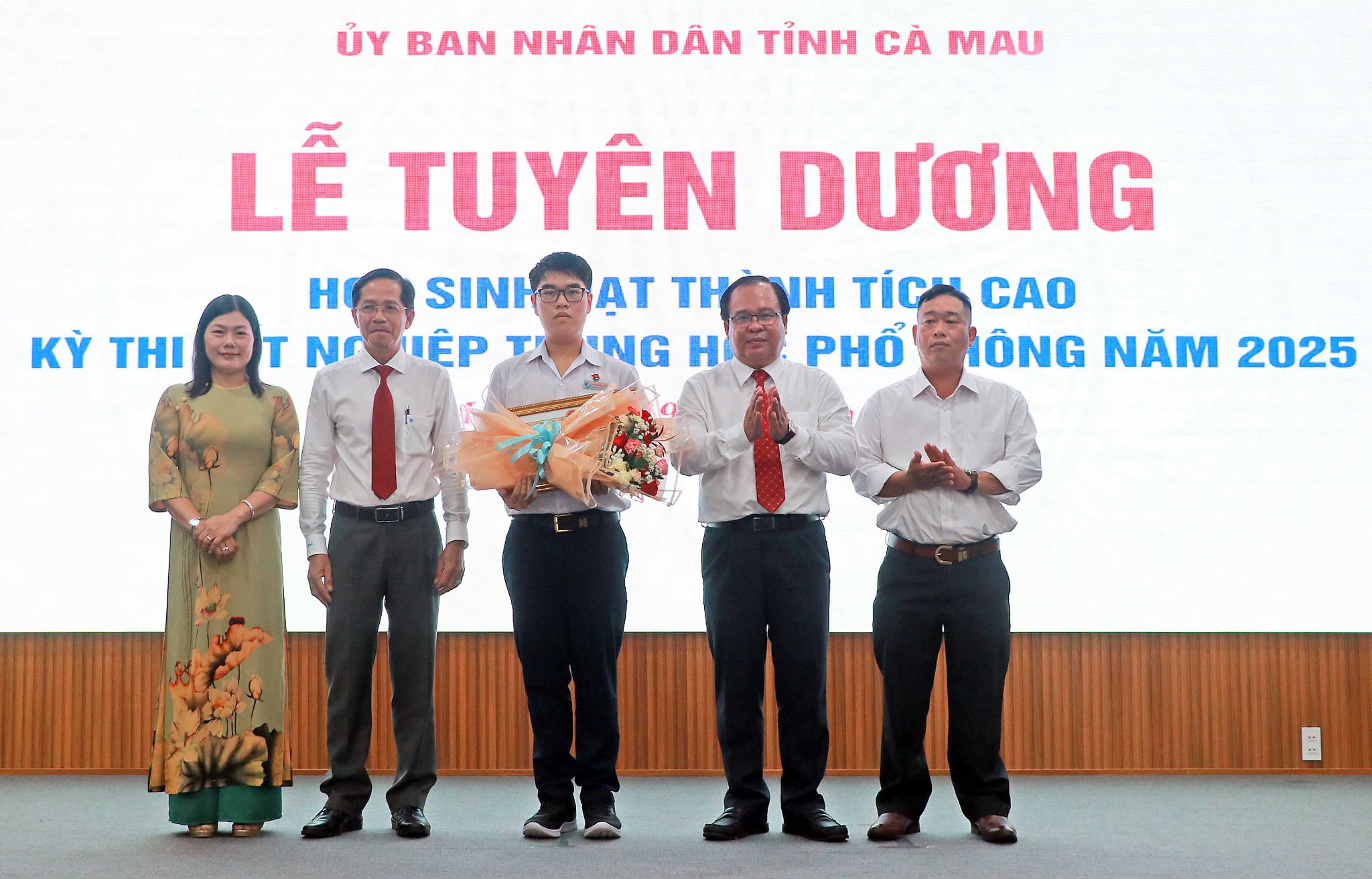 Cà Mau: Vinh danh 32 học sinh xuất sắc kỳ thi tốt nghiệp THPT 2025  - Ảnh 3.