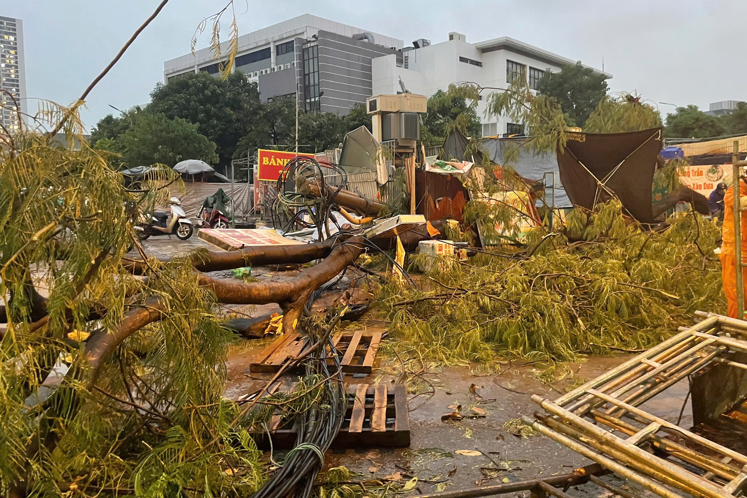 Giông lớn quật ngã người đi đường ở Hà Nội - Ảnh 9.