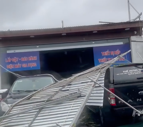Bão số 3 (bão Wipha): Sét đánh cháy núi đá trên vịnh Hạ Long- Ảnh 2.