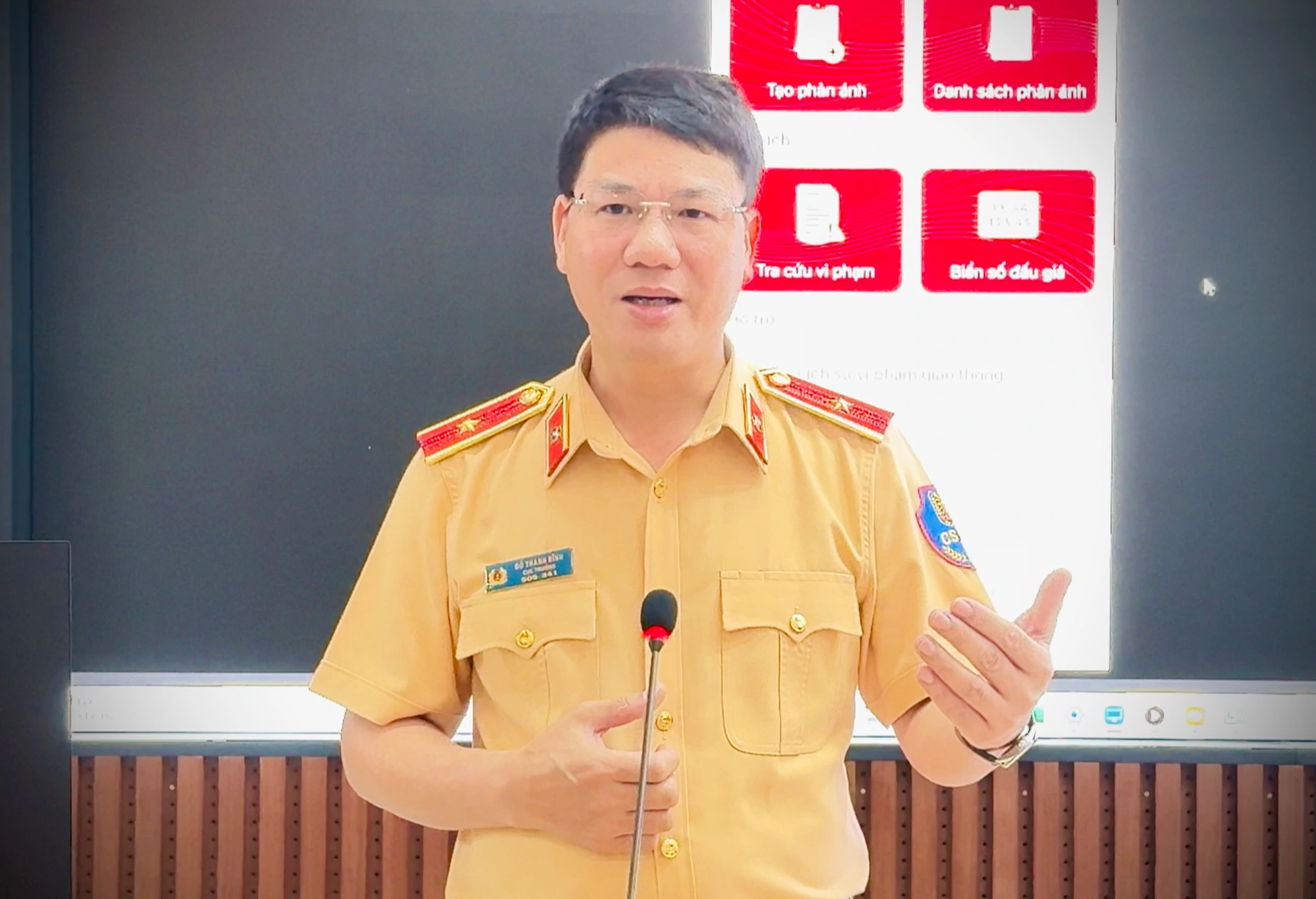 Cục trưởng Cục CSGT công khai số điện thoại: 2 ngày nhận hơn 400 tin nhắn, cuộcgọi - Ảnh 1.