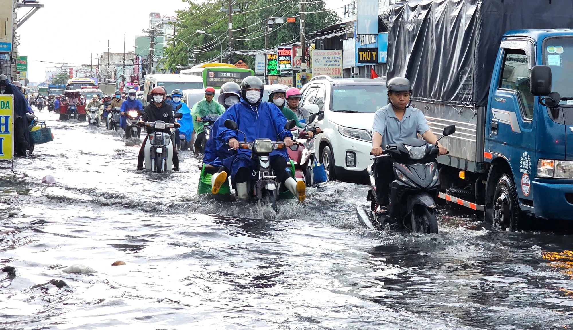 Mưa lớn, đường ngập nước sâu, người dân bị cuốn trôi tài sản- Ảnh 1.