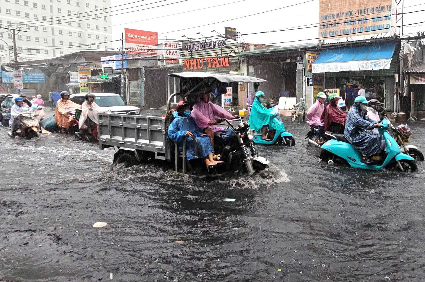 Mưa lớn, đường ngập nước sâu, người dân bị cuốn trôi tài sản- Ảnh 2.